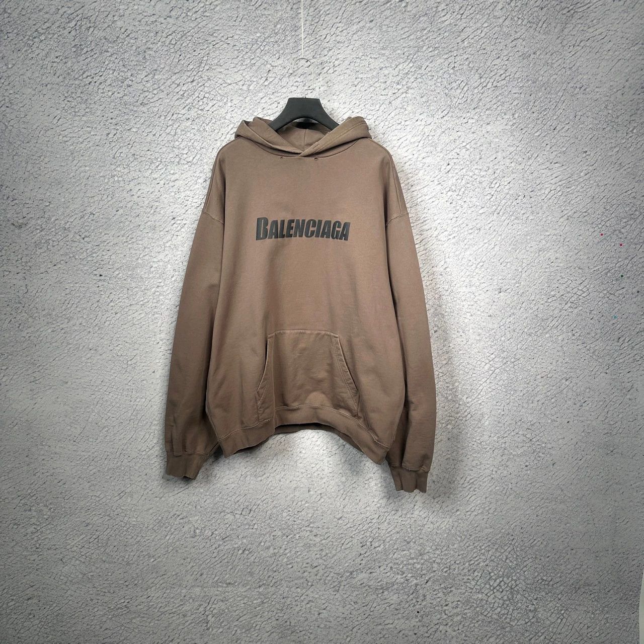 Balenciaga balenciaga brown logo print hooded sweatshirt Size US S / EU 44-46 / 1 - 1 Thumbnail