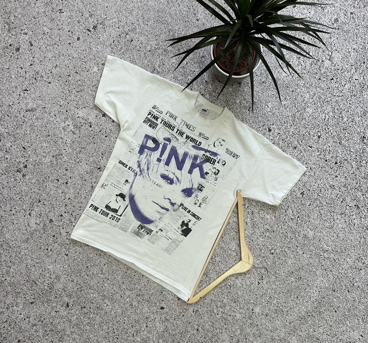 Band Tees × Vintage Vintage Rock Band Pink Tour 2010 Retro T-Shirt Y2K Hype Size US L / EU 52-54 / 3 - 1 Thumbnail