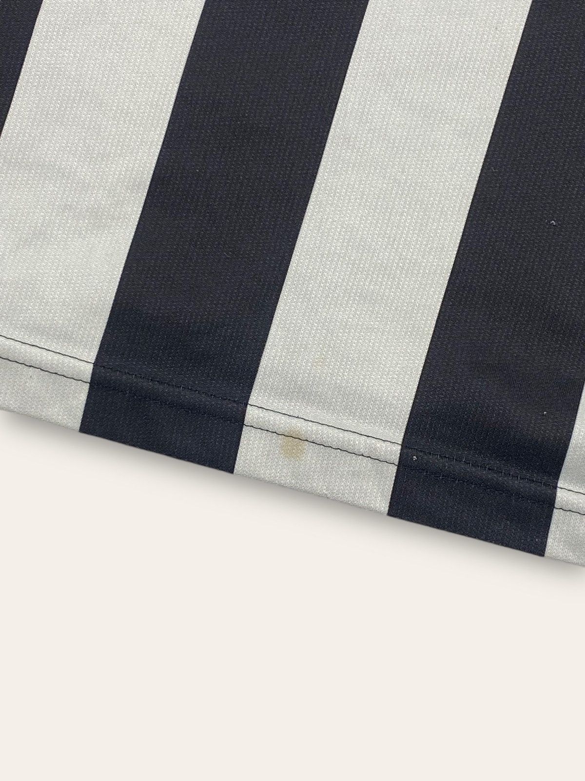 Puma Vintage PUMA NEW CASTLE UNITED Striped Football Jersey Bloke Size US XL / EU 56 / 4 - 9 Thumbnail