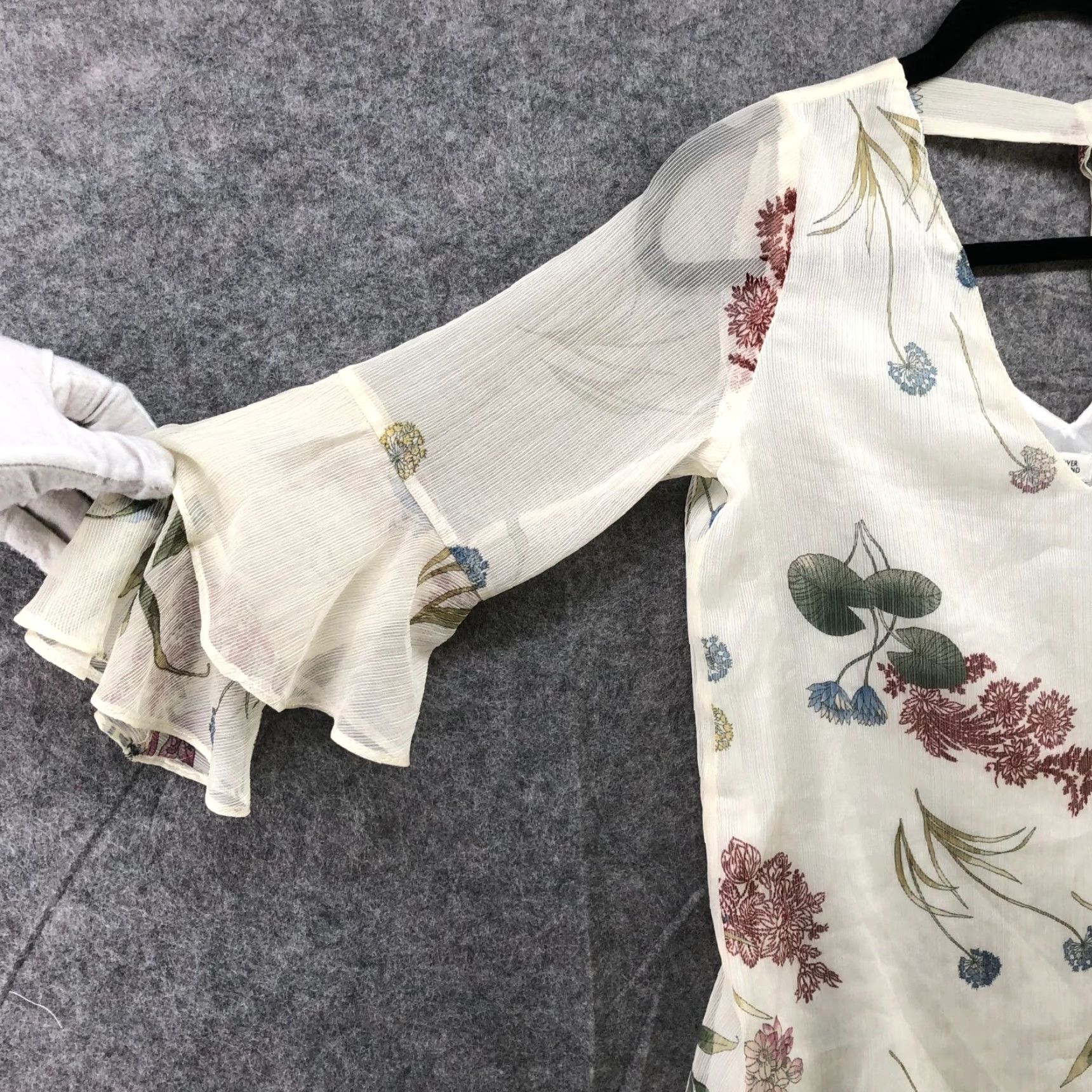 River Island River Island Womens Floral Blouse Size 2 Tiered Ruffle Sleeve Beige V-neck Size XS / US 0-2 / IT 36-38 - 5 Thumbnail