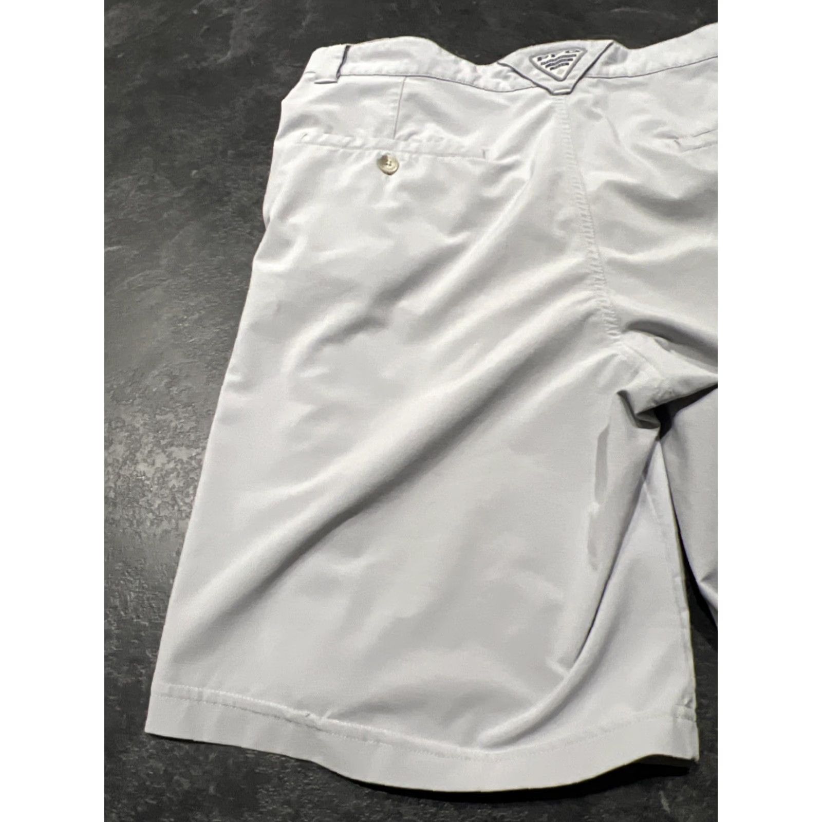Vintage Columbia Mens Shorts 36 Grey Chino Cargo Pocket Fishing Ten Inch Inseam Regular Waist 38 Belt Loops Pockets Logo Size US 36 / EU 52 - 2 Thumbnail