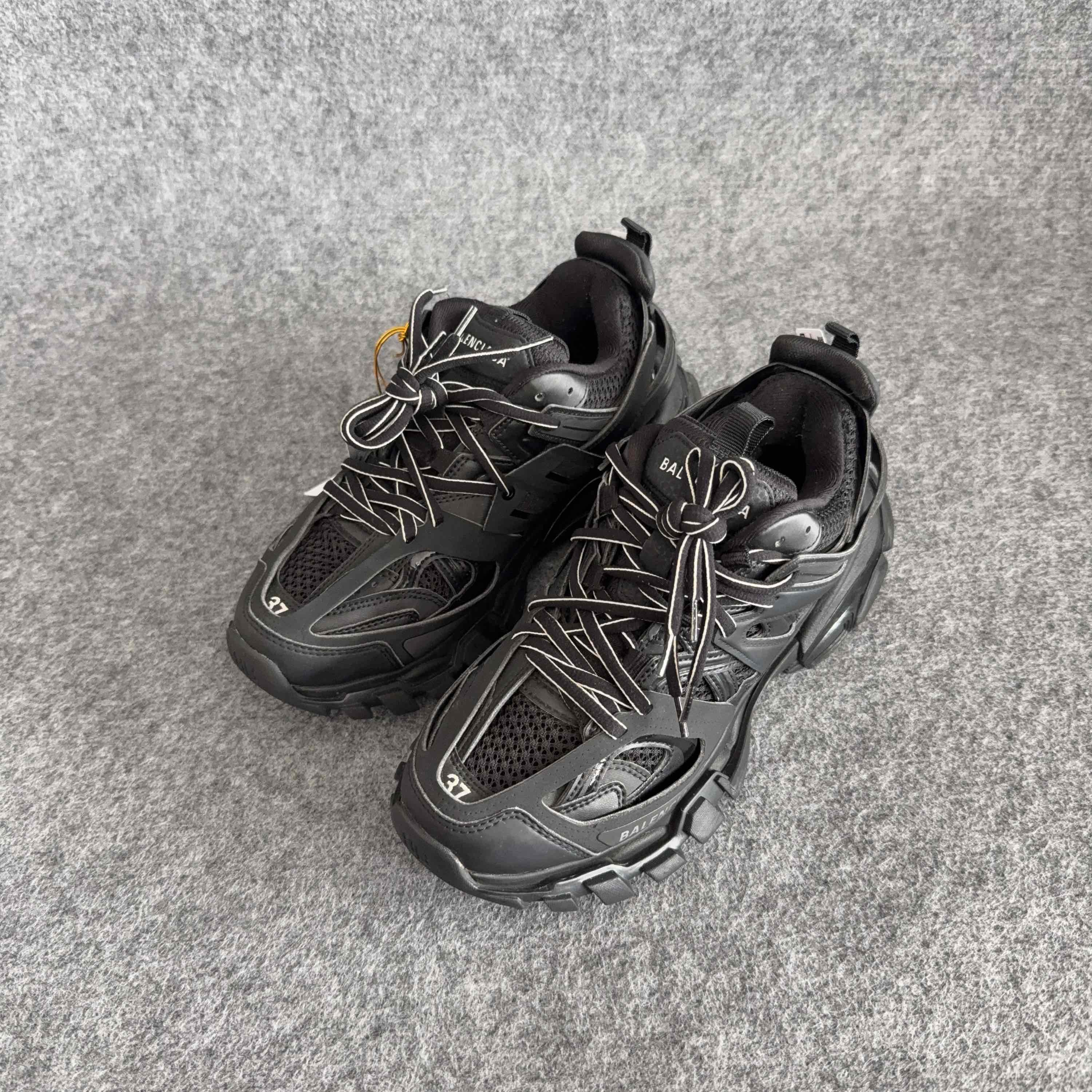 Balenciaga Balenciaga Track Low-Top Sneakers Black Size 37 Size US 7 / IT 37 - 1 Thumbnail