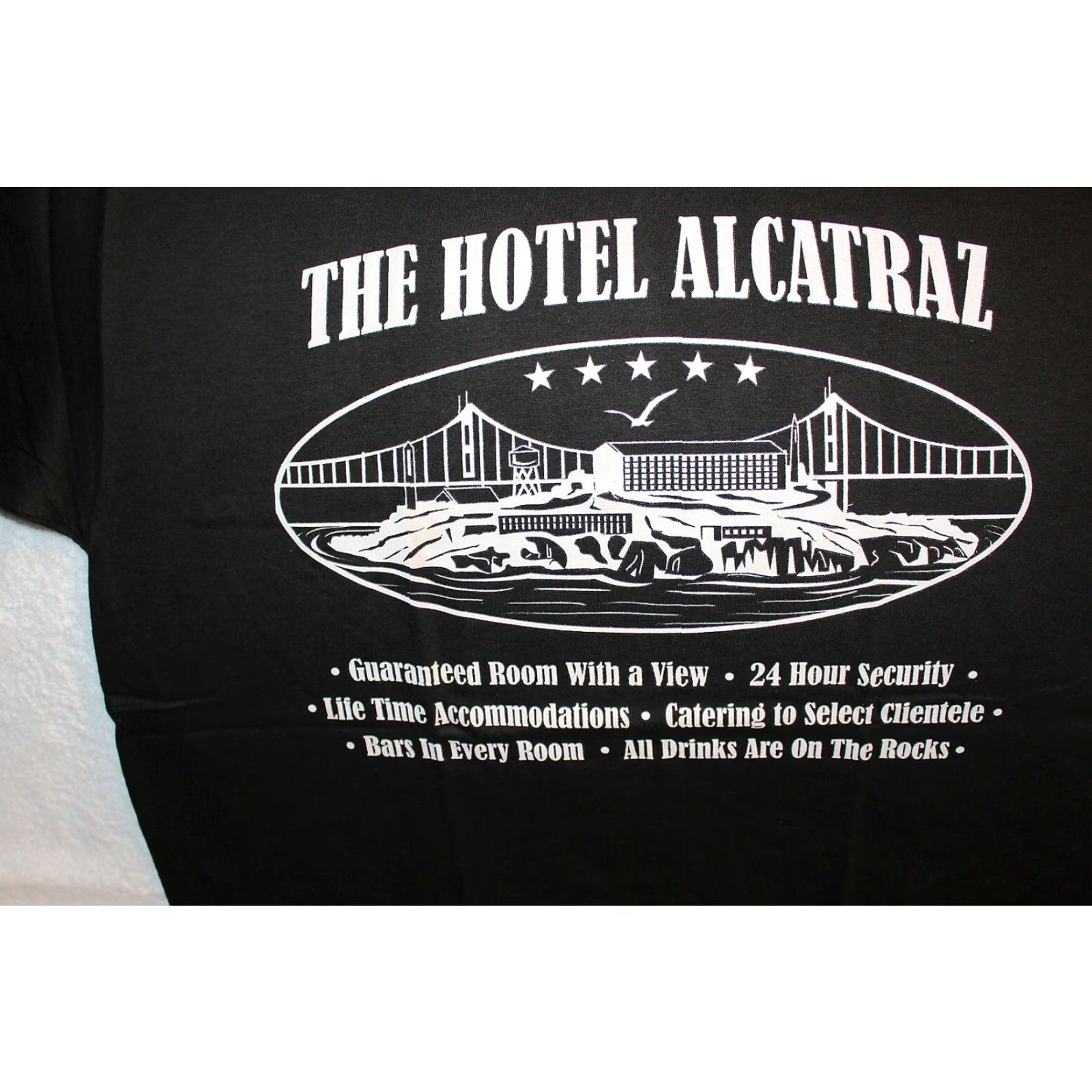 Vintage VINTAGE ALSTYLE HOTEL ALCATRAZ GRAPHIC T-SHIRT Men’s M Black San Francisco California Size US M / EU 48-50 / 2 - 2 Thumbnail