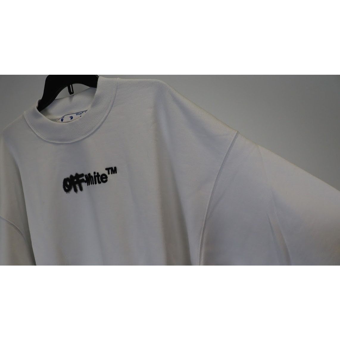 Off-White o1rshd1 Spray Helv Skate Crewneck in White/Black Size US L / EU 52-54 / 3 - 8 Thumbnail