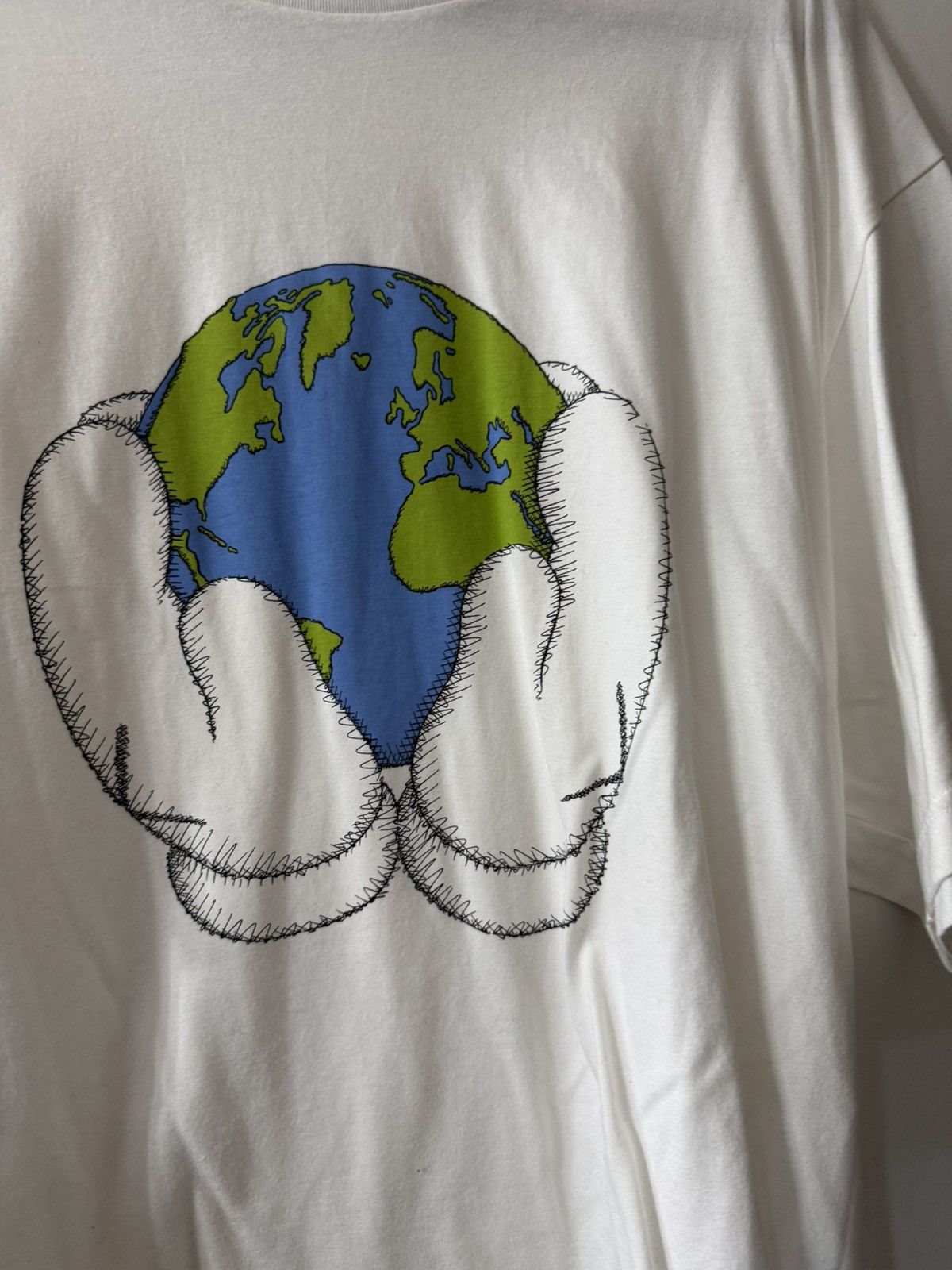 Kaws White Kaws Peace for all T-Shirt with Earth Graphic 3XL Size US XXL / EU 58 / 5 - 2 Thumbnail