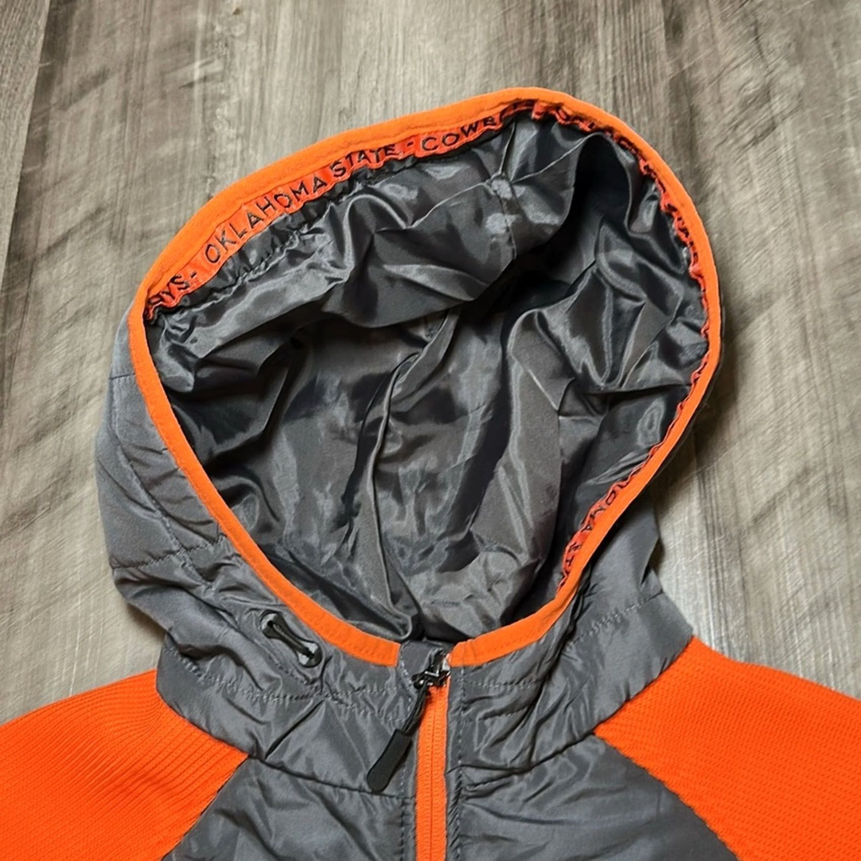 Vintage Oklahoma State Cowboys Colosseum Hooded Puffer Thermal Full Zip Jacket Medium Mens Gray Colosseum Jacket Sportswear Size US M / EU 48-50 / 2 - 6 Thumbnail