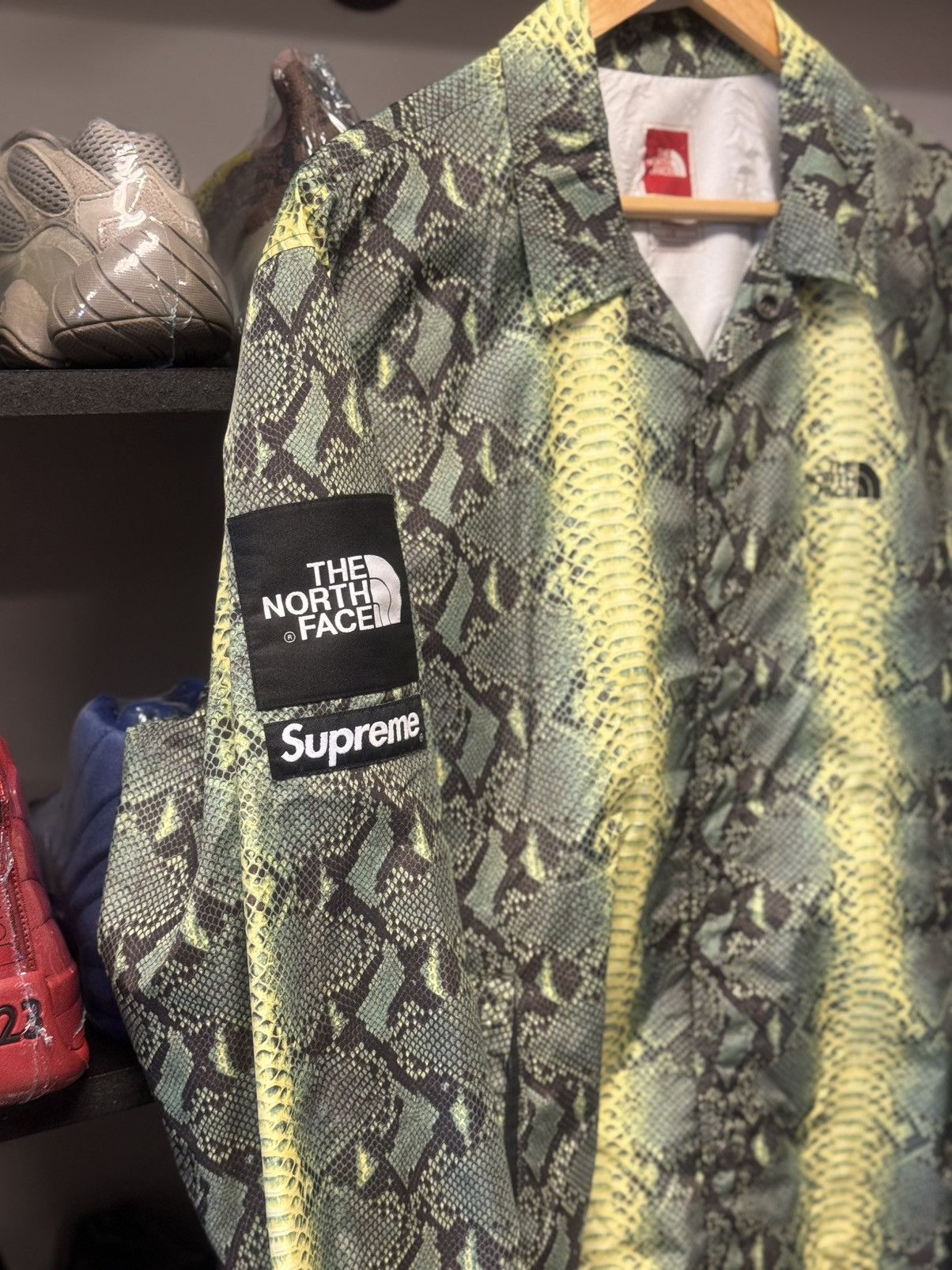 Supreme × The North Face Supreme x the north face new large snake skin jacket Size US L / EU 52-54 / 3 - 2 Thumbnail
