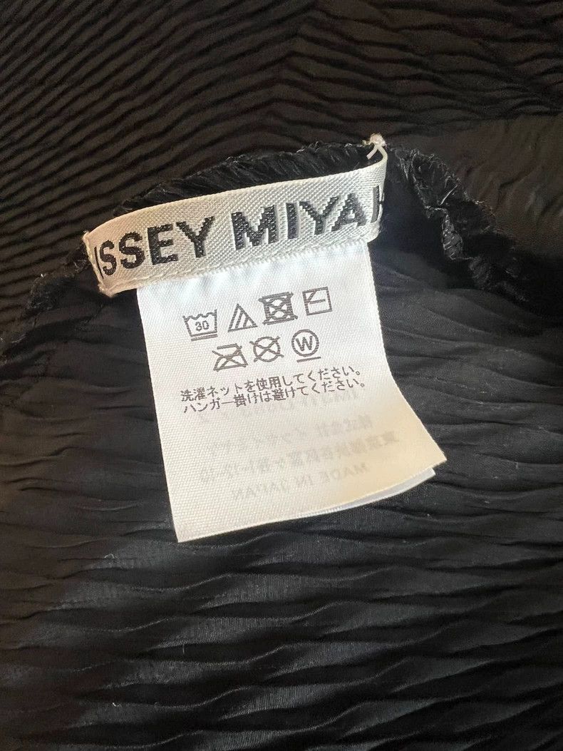 Issey Miyake Issey Miyake size:2 Black small fish-scale coat Size XS / US 0-2 / IT 36-38 - 4 Thumbnail