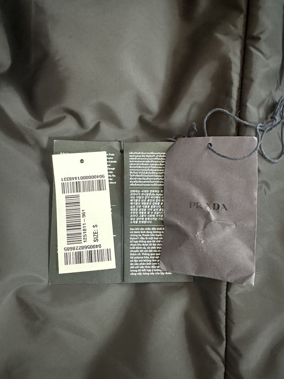 Prada Prada Re-Nylon Logo Plaque raincoat jacket Size US S / EU 44-46 / 1 - 4 Thumbnail