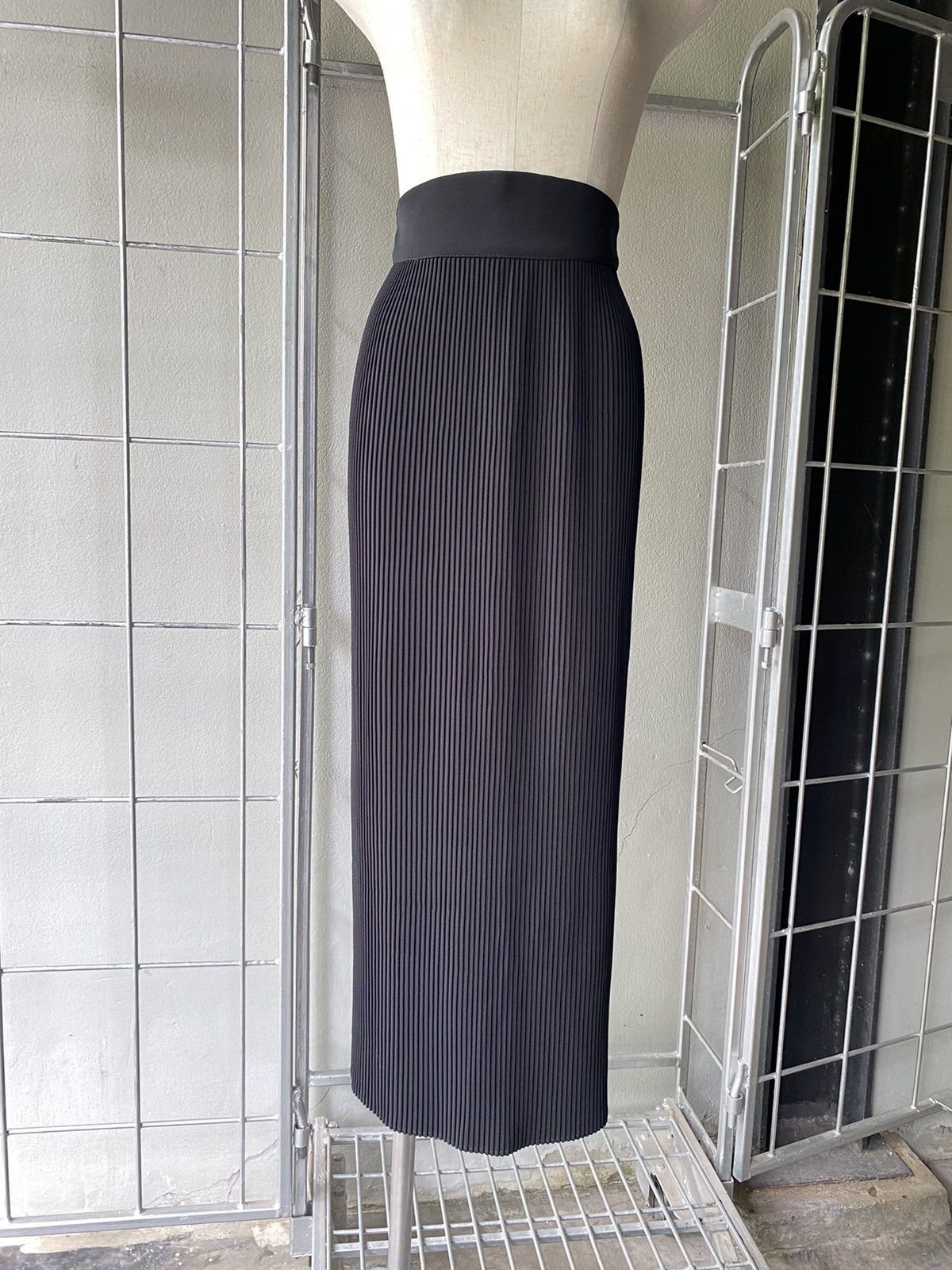 Thierry Mugler Thierry Mugler pleated black skirt Size 25" / US 0 / IT 36 - 2 Thumbnail