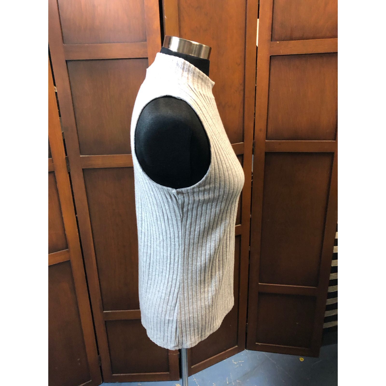 White House Black Market WhiteHouseBlackMarket Gray Sleeveless Shirt Size XS / US 0-2 / IT 36-38 - 4 Thumbnail