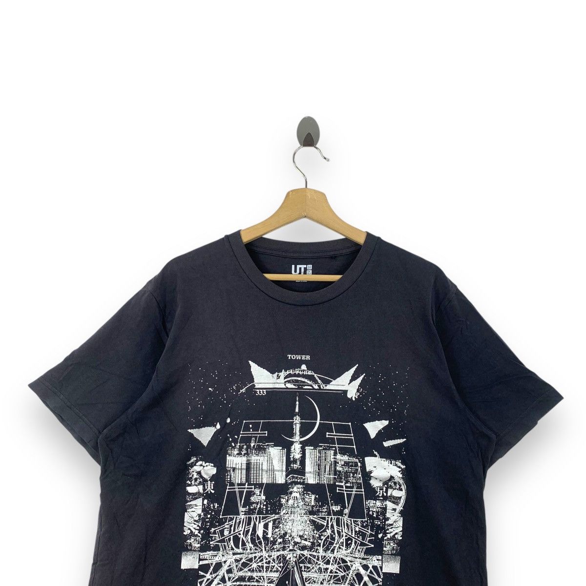 Uniqlo UNIQLO x HIROKI TSUKUDA Tower Of Tokyo 2019 Tee Shirt Size US XL / EU 56 / 4 - 2 Thumbnail