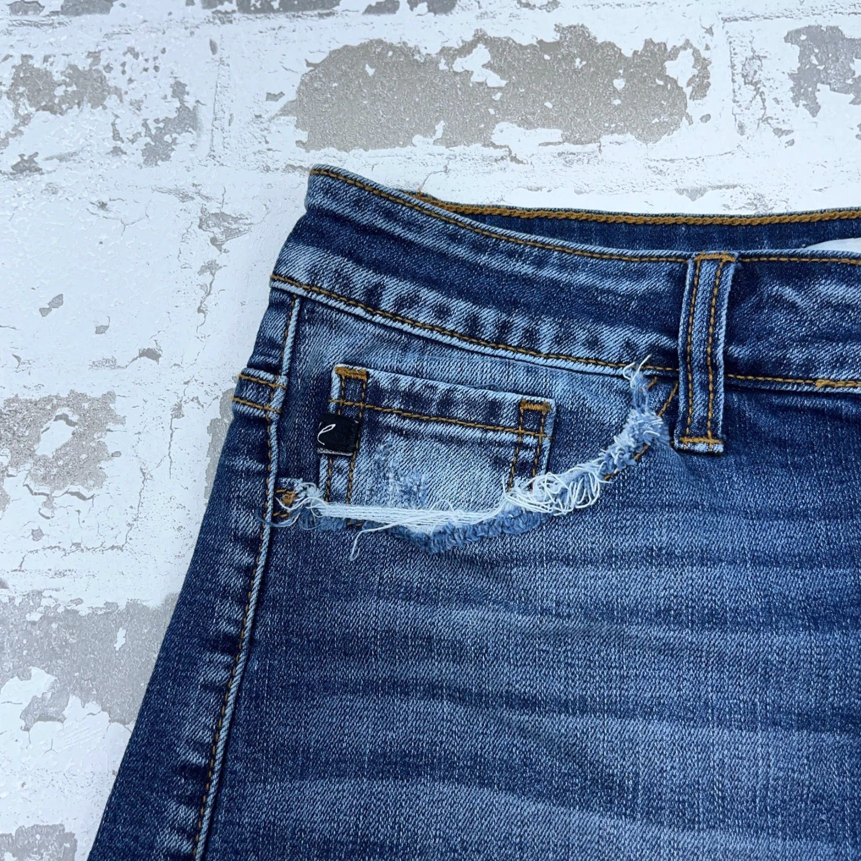 Vintage KanCan Shorts Women 27 Cut Off Dark Denim Jorts Button Fly Stretch Frayed 3 In Inseam Casual Modern Classic 5-Pocket Womens Regular Blue Hanst? Size 27" / US 4 / IT 40 - 4 Thumbnail