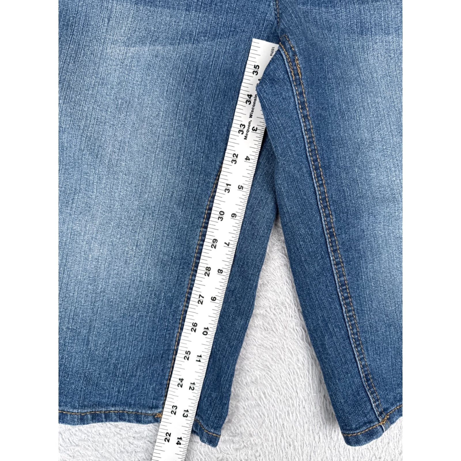 Faded Glory Faded Glory Jeans Women Capri 12 Blue Denim Mid Rise 30x14 Cotton Blend Distressed Pockets Capris 5-Pocket Size 34" / US 12 / IT 48 - 6 Thumbnail