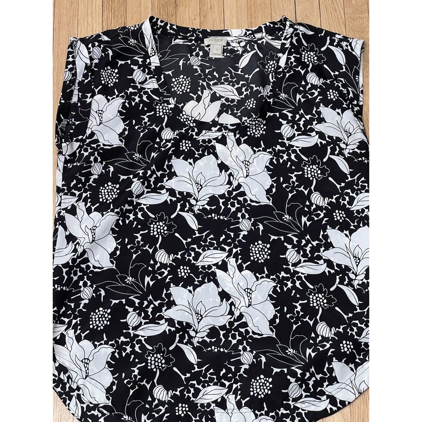 J.Crew J.Crew Cuffed Sleeve Sleeveless Blouse Women Size 4 Size S / US 4 / IT 40 - 2 Thumbnail
