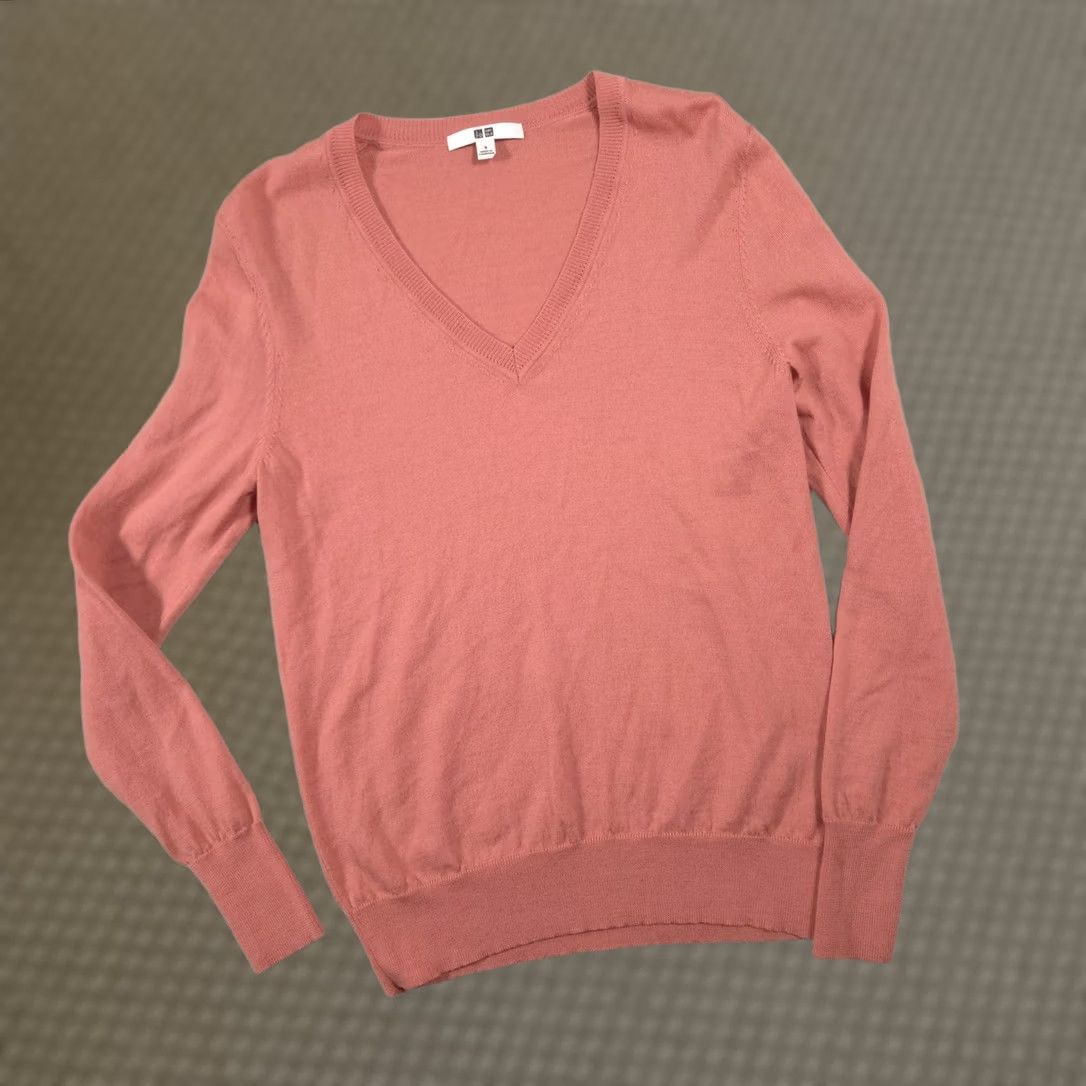 Uniqlo Uniqlo Sweater Womens S Pink Wool V Neck Lightweight Knit Pullover Long Sleeve Size S / US 4 / IT 40 - 1 Thumbnail