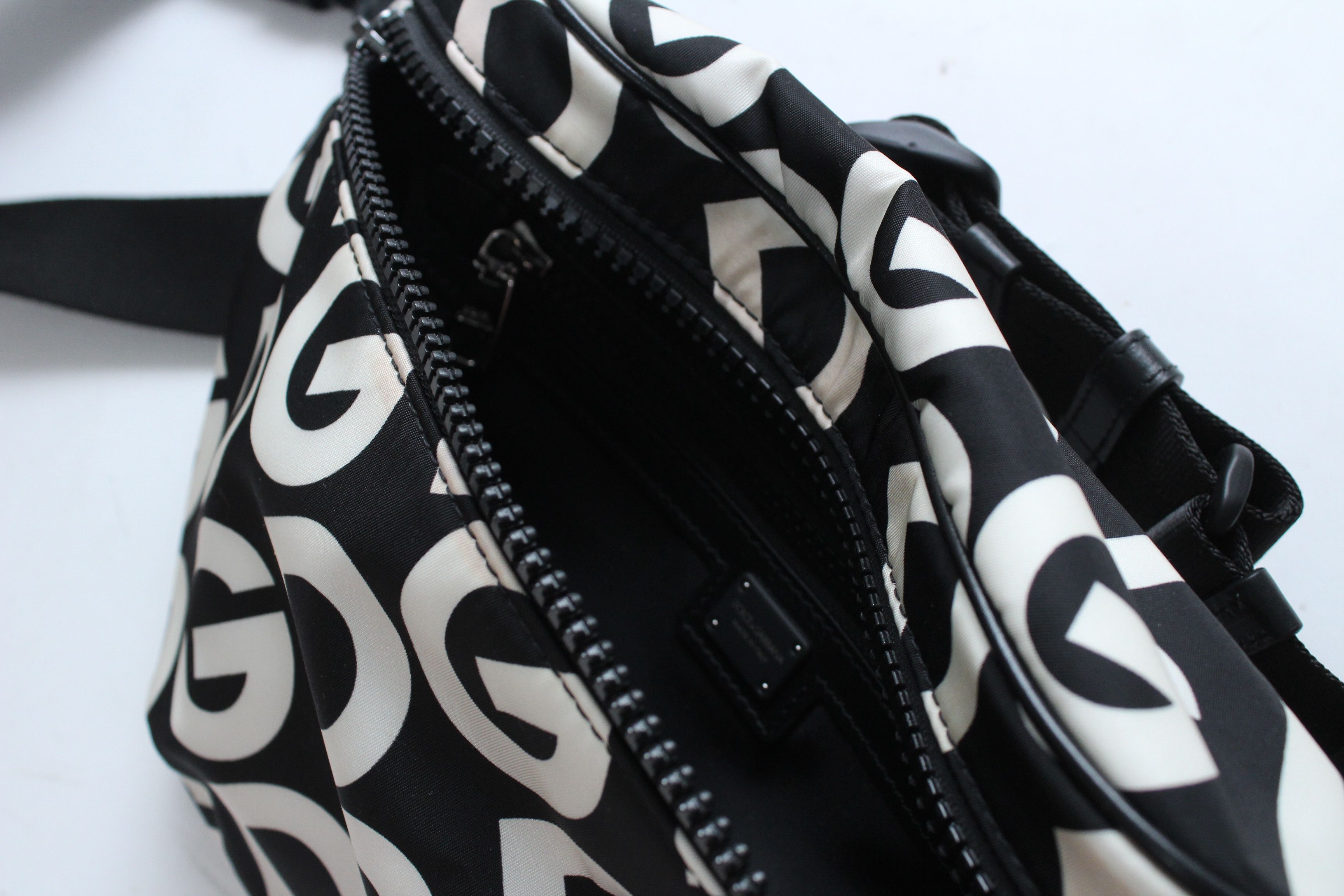 Dolce & Gabbana Dolce Gabbana DG Logo Waist Bag Hype Authentic Size ONE SIZE - 10 Thumbnail