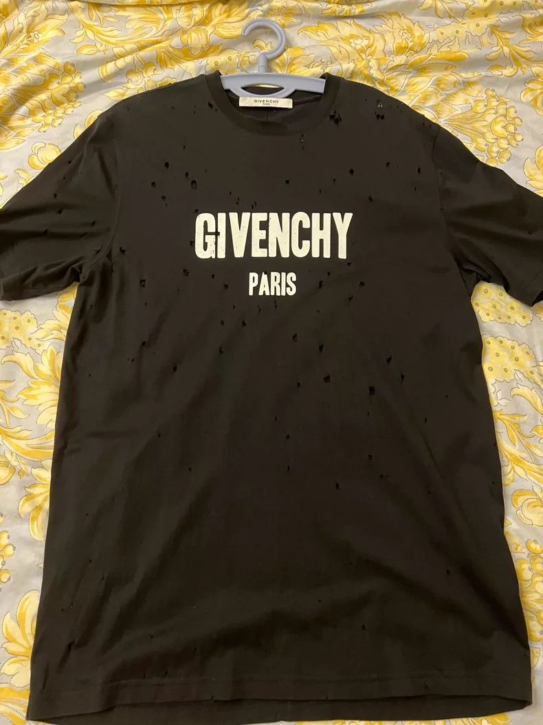 Givenchy Givenchy Small hole, celebrity-inspired OS fit, size S Size US S / EU 44-46 / 1 - 1 Thumbnail