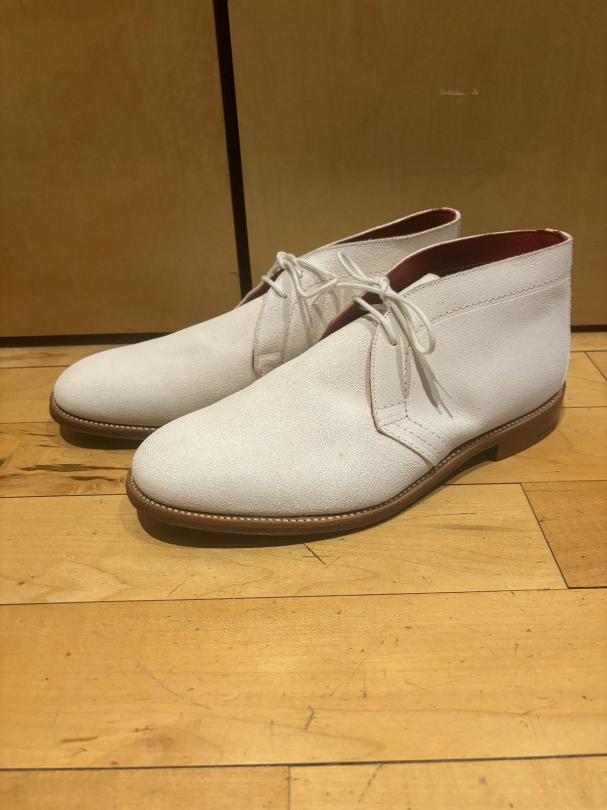 Tricker's TRICKERS white suede chukka boot red interior 10.5 chelsea Size US 10.5 / EU 43-44 - 2 Thumbnail