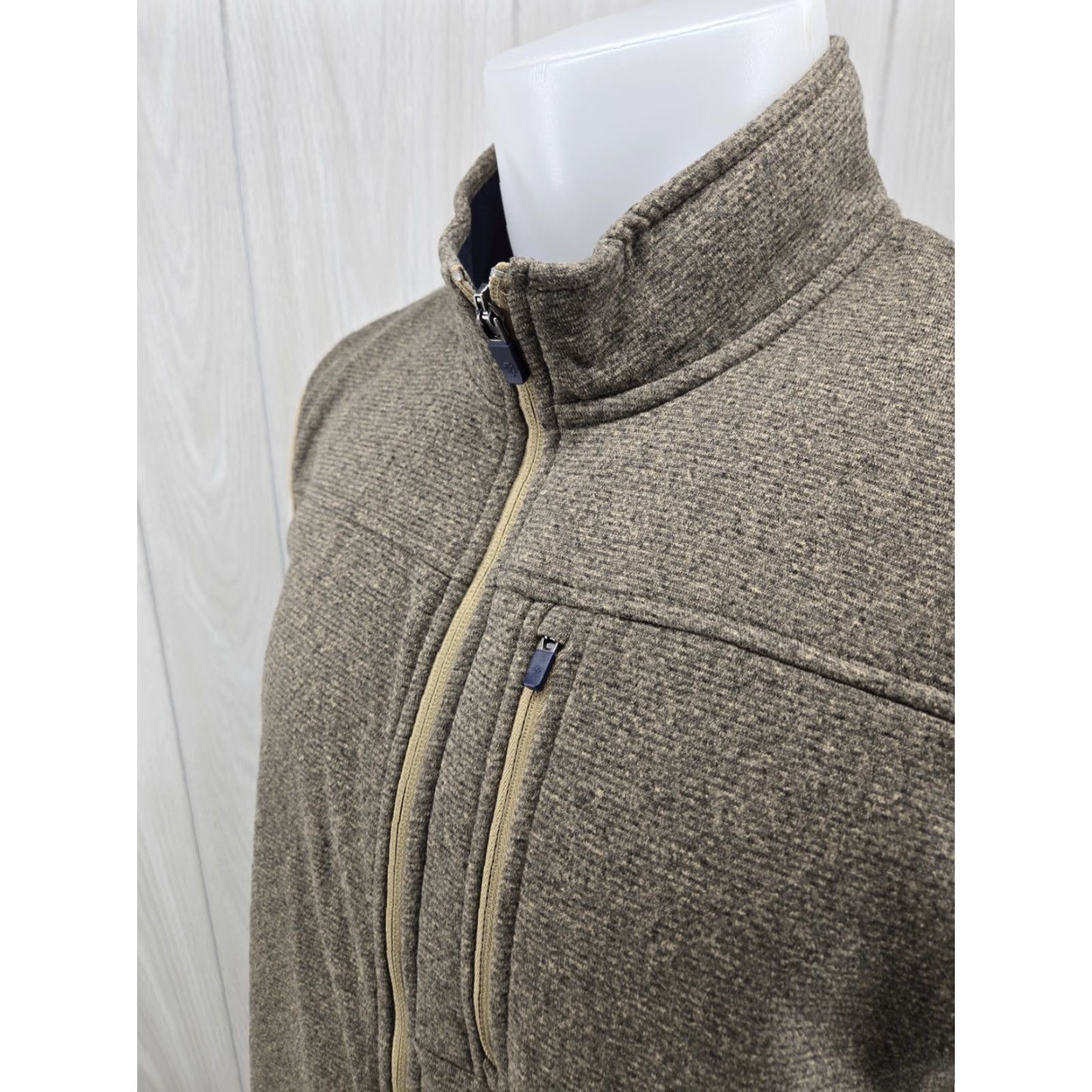 Izod VINTAGE Izod Vest XL Beige Polyester Full Zip Sleeveless Golf Sweater Pockets (No, Vintage not applicable) Size US XL / EU 56 / 4 - 6 Thumbnail