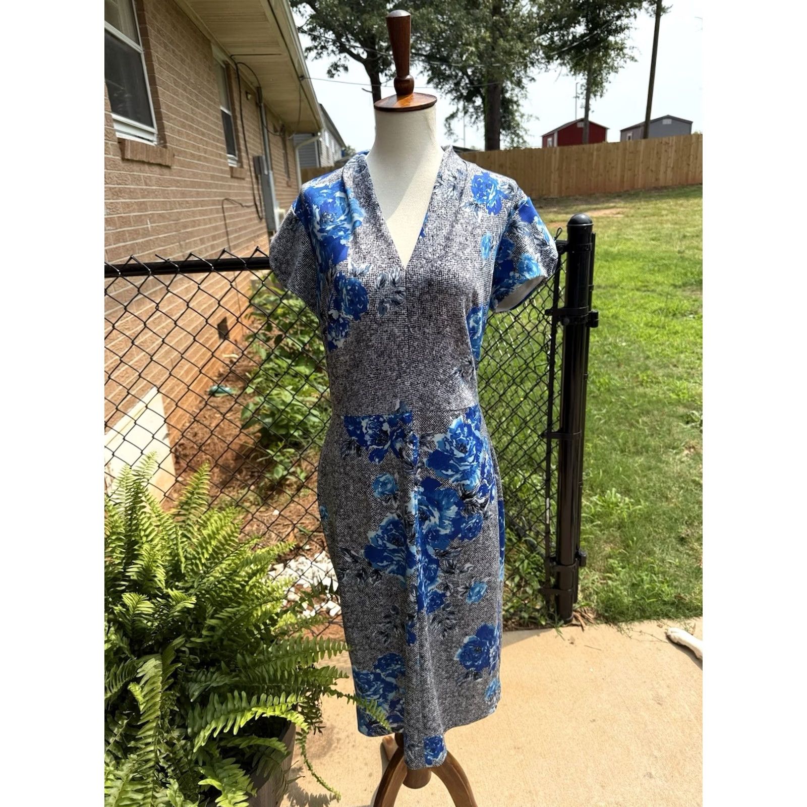 Betsey Johnson Betsey Johnson Fit & Flare Dress Womens Size 6 Gray Floral Zipper Cap Sleeve Dress Size M / US 6-8 / IT 42-44 - 3 Thumbnail