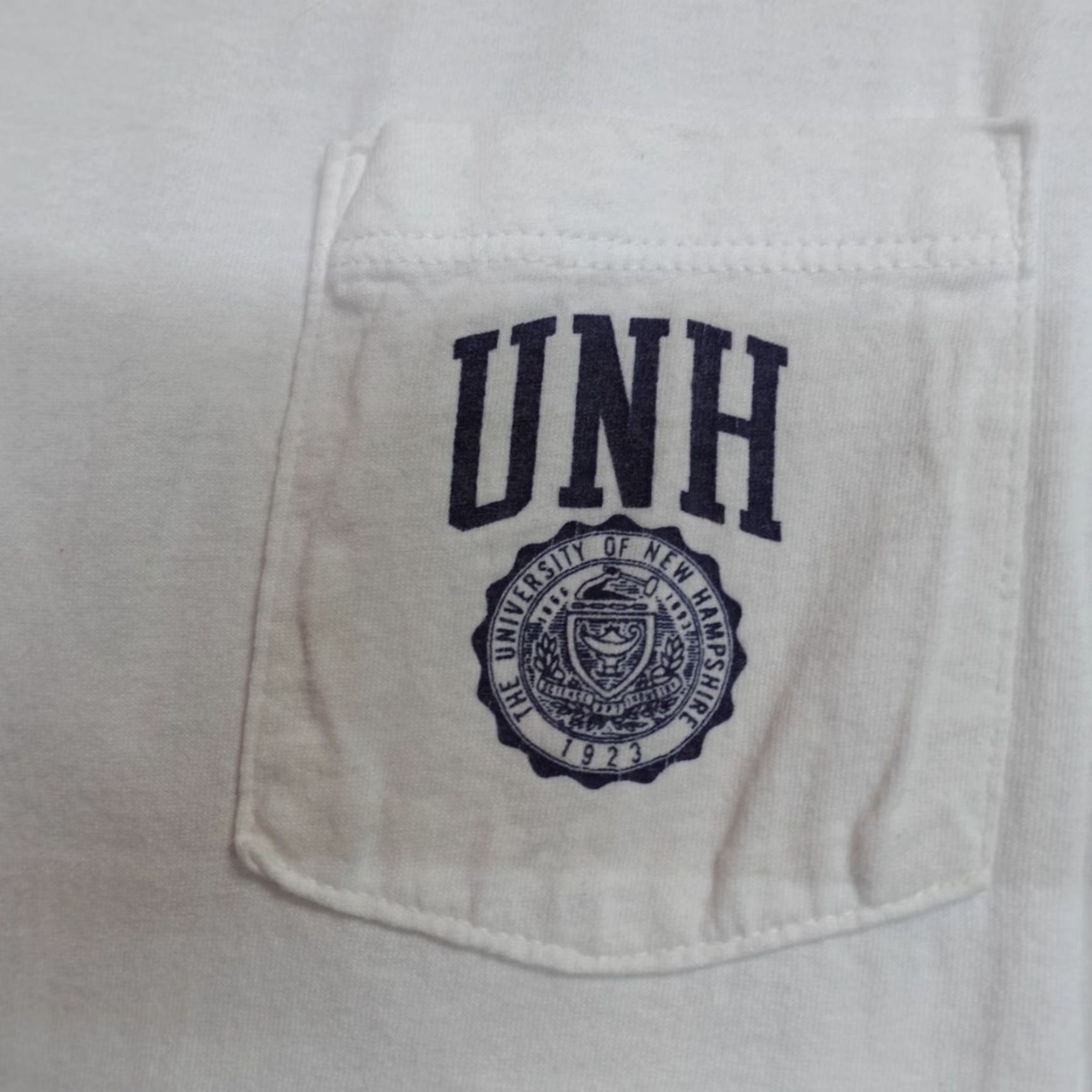 Vintage VINTAGE UNH Shirt Medium White Pocket Jerzees University of New Hampshire Shirt Mens M White Jersey Cotton 90s University Theme Pocket Size US M / EU 48-50 / 2 - 2 Thumbnail