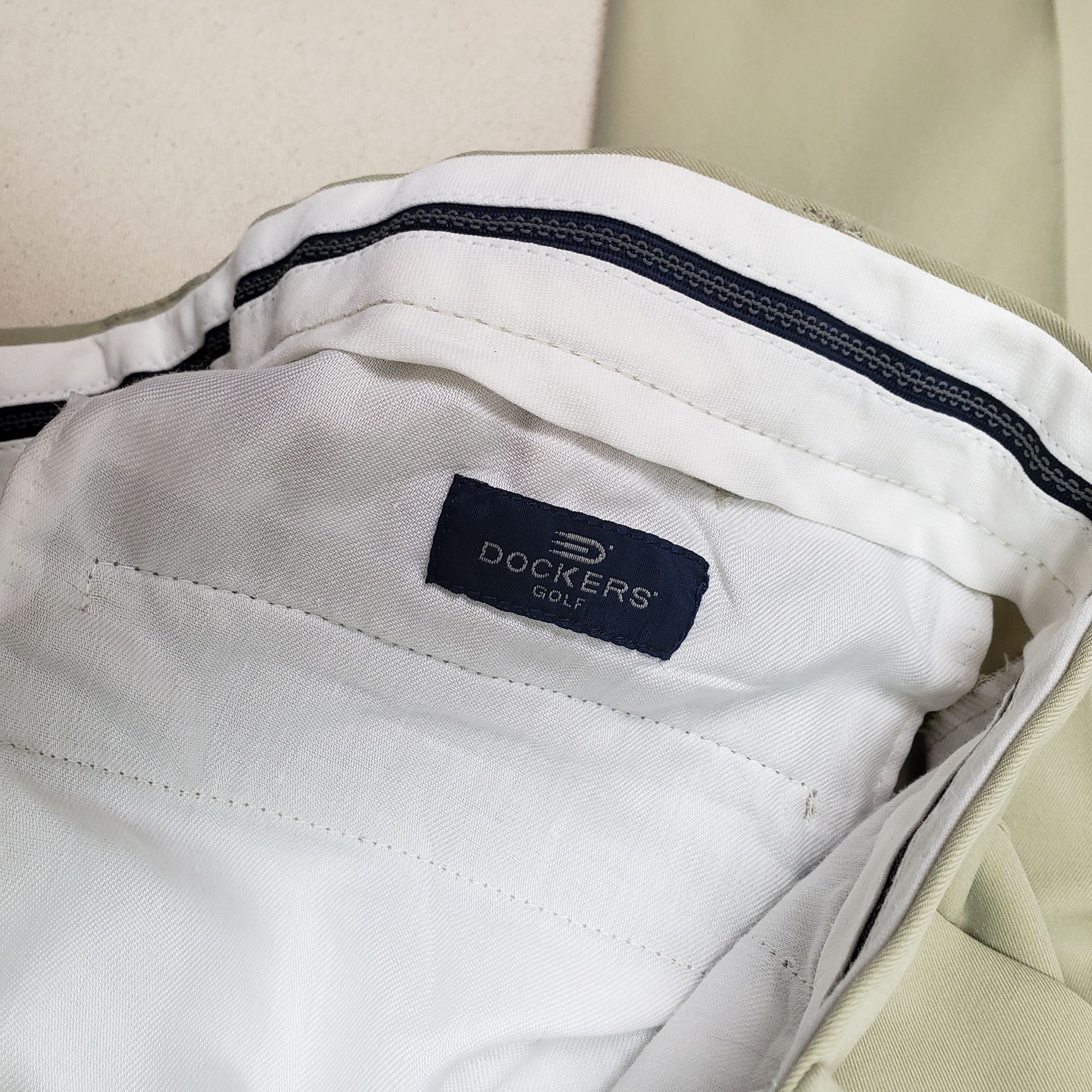 Dockers Dockers Golf Men's Microfiber Pleated Relaxed Chino Khaki Size US 38 / EU 54 - 5 Thumbnail