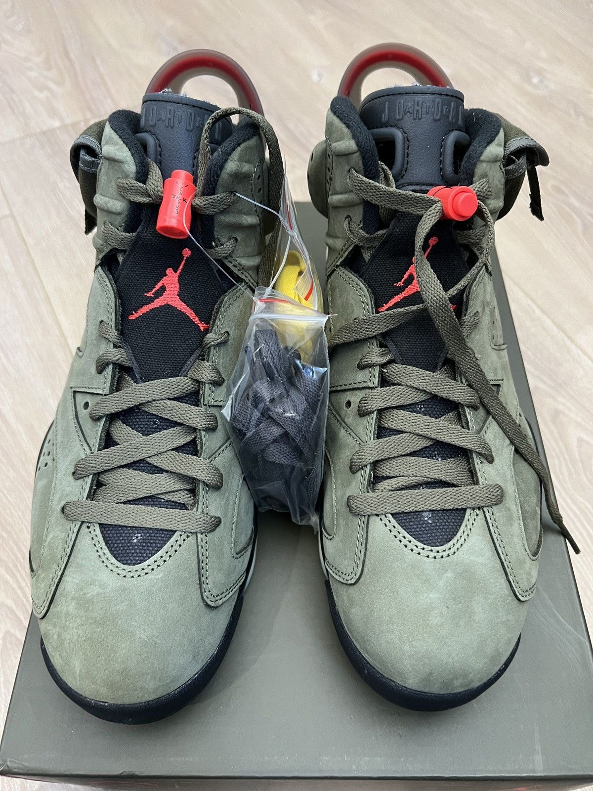 TRAVIS SCOTT JORDAN RETRO JORDAN 6
