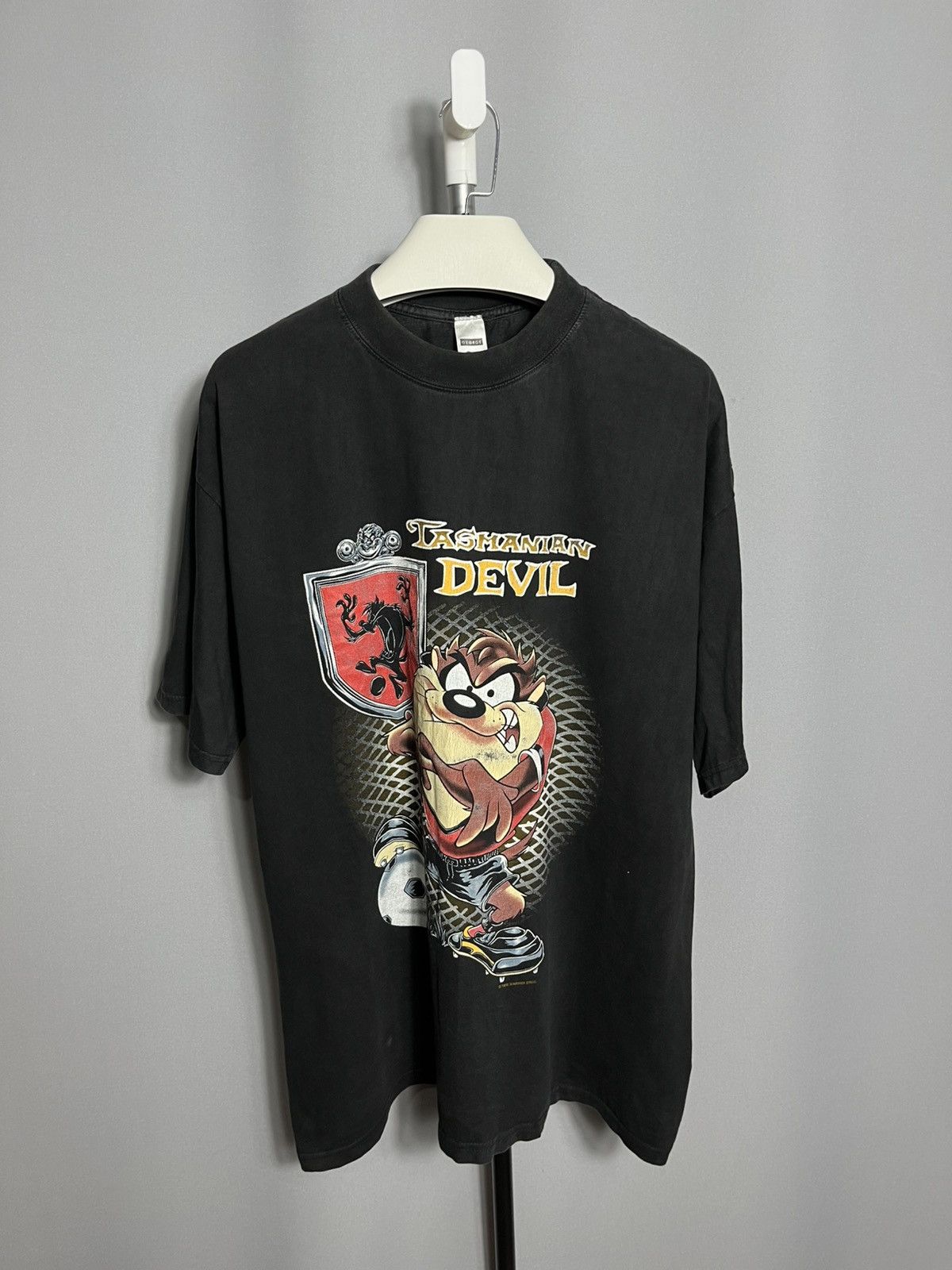 George Buy Vintage 1996 Taz Devil T-shirt Tasmanian Devil Soccer Size US L / EU 52-54 / 3 - 1 Thumbnail