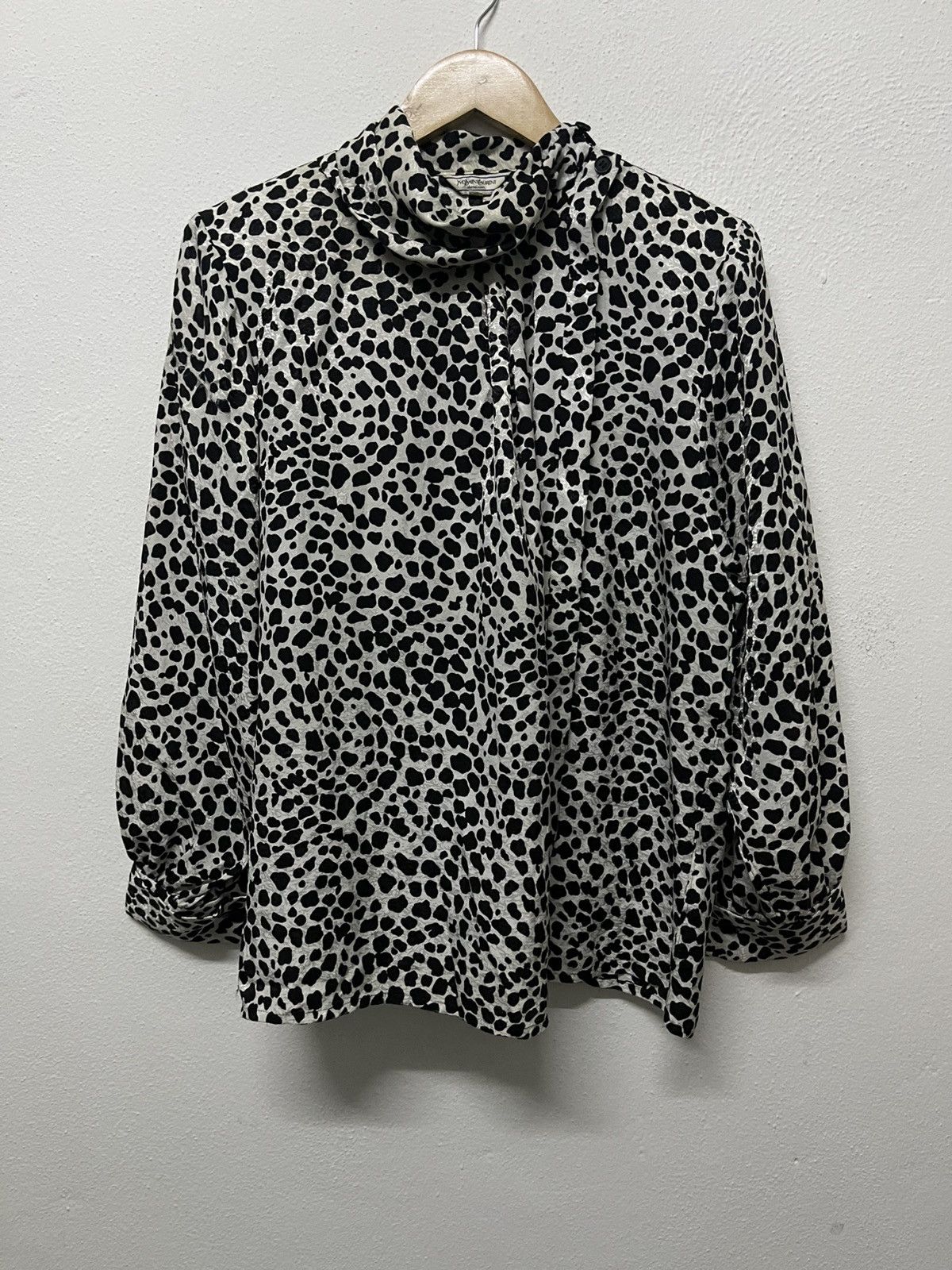 Yves Saint Laurent 1990s YVES SAINT LAURENT CHEMISIERS WHITE LEOPARD BUTTON UP Size M / US 6-8 / IT 42-44 - 1 Thumbnail