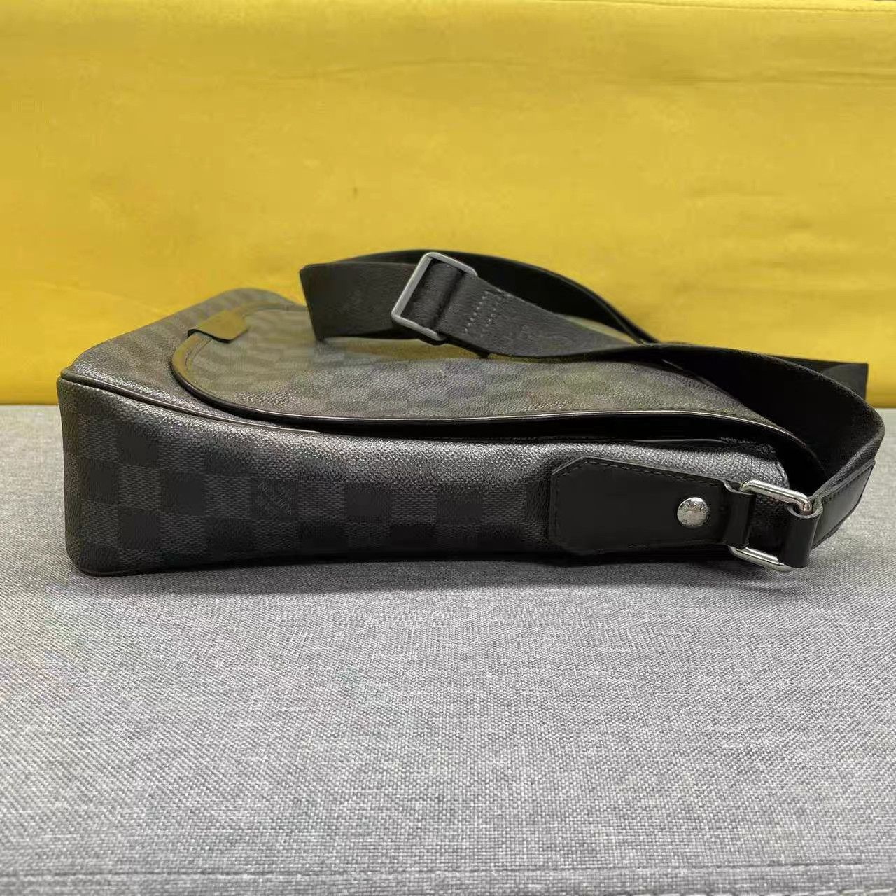 Louis Vuitton Louis Vuitton Men's Crossbody Bag K15 Size ONE SIZE - 4 Thumbnail
