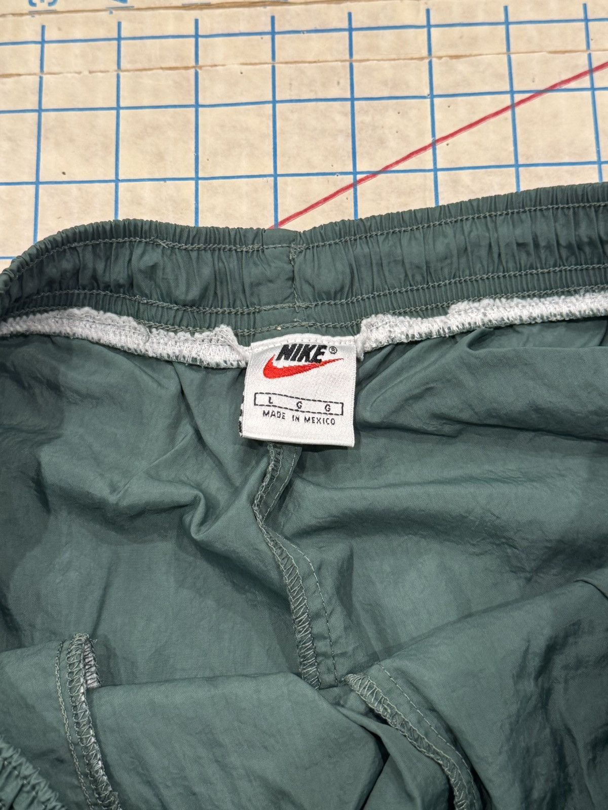 Nike Vintage 90’s Nike White Tag Big Swoosh Shorts Green Size L Size US 34 / EU 50 - 5 Thumbnail