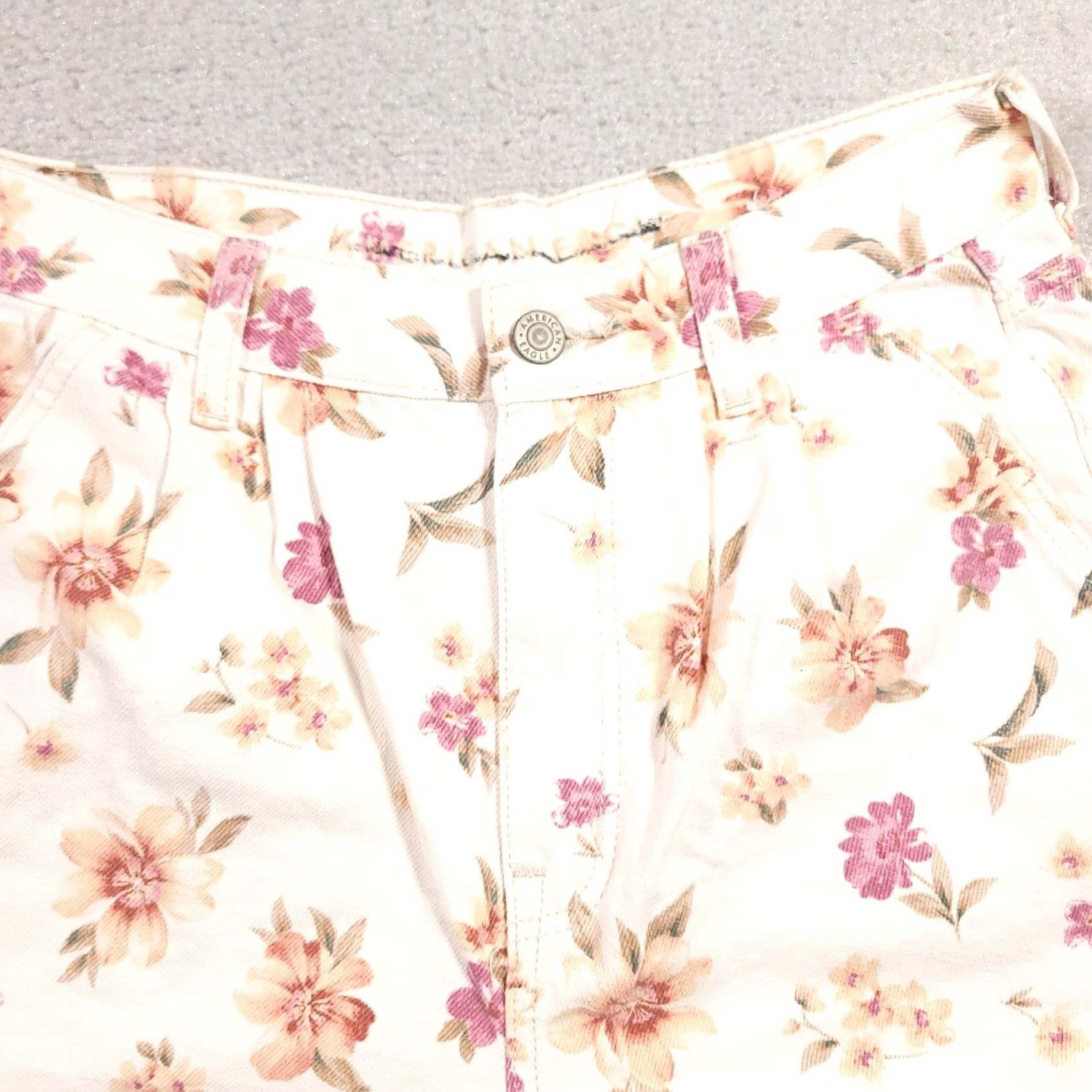 American Eagle Outfitters American Eagle Outfitters White Denim High Waisted Floral Mom Short Women's 6 Size 28" / US 6 / IT 42 - 3 Thumbnail