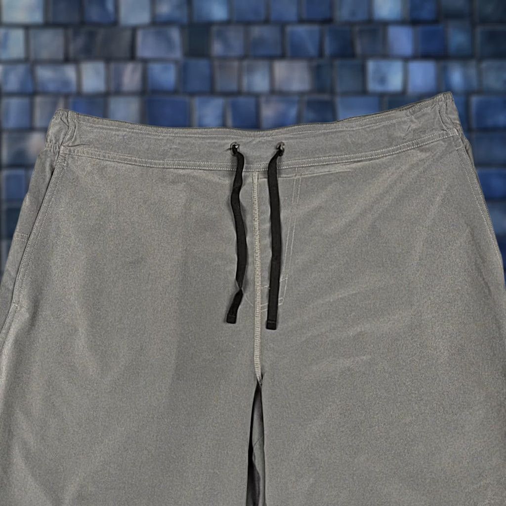 Oakley Oakley Shorts Mens 36 Gray Microfiber Stretch Drawstring Pockets Athletic Gym Size US 36 / EU 52 - 1 Thumbnail
