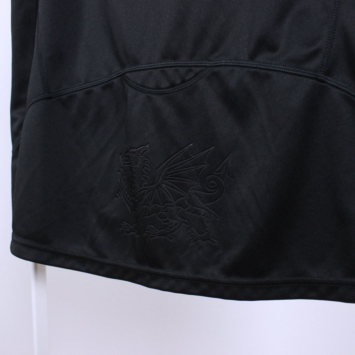 Macron Macron Wales WRU Rugby Jersey Black ISUZU Size US L / EU 52-54 / 3 - 5 Thumbnail
