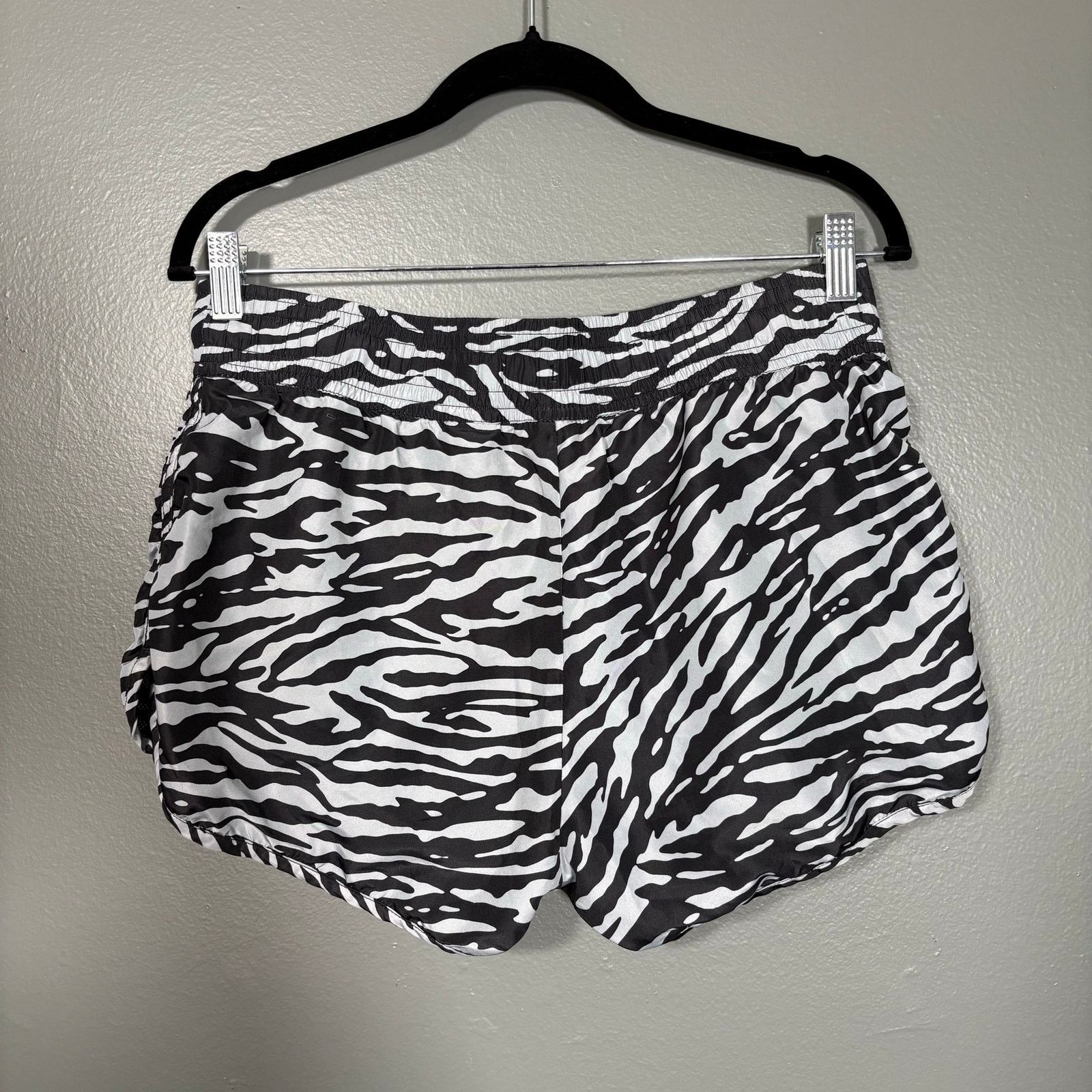 H&M H&M Sport Black & White Zebra Print Running Shorts - Size 10 Size 32" / US 10 / IT 46 - 6 Thumbnail