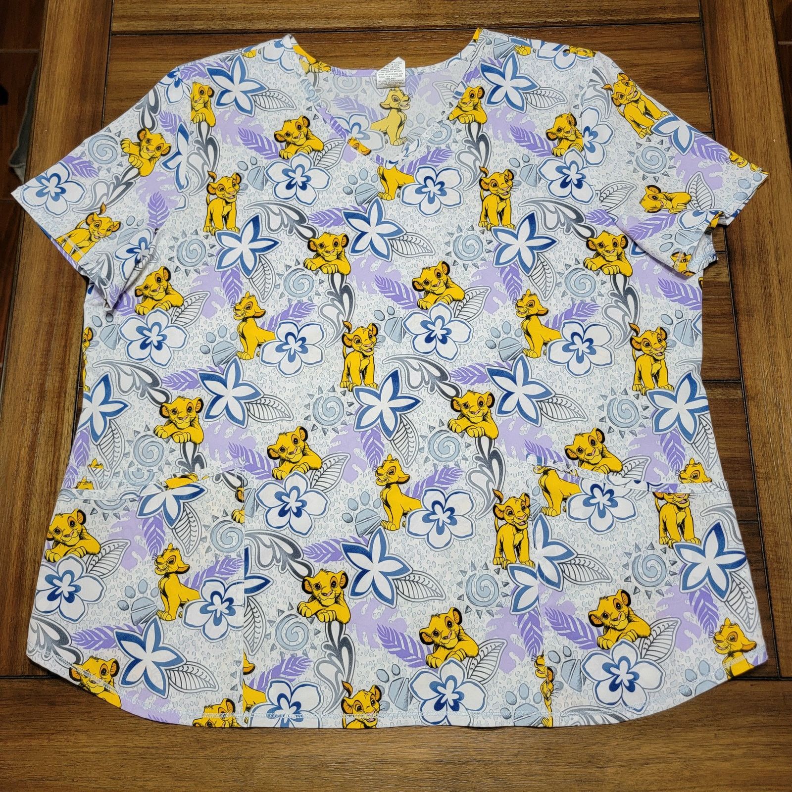 Disney Disney's Simba White Floral Scrub Top - Size 2XL Size XXL / US 16-18 / IT 52-54 - 1 Thumbnail