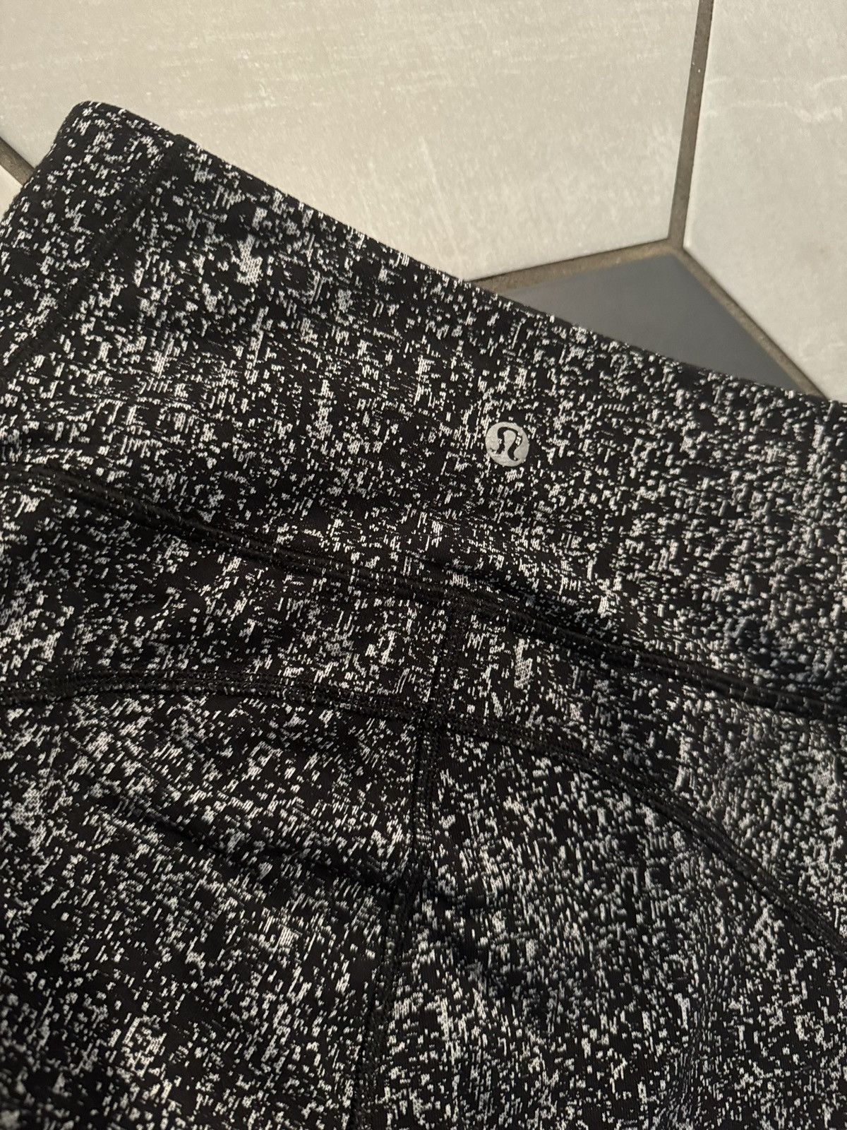 Lululemon Lululemon Leggings Size 4 Fit Physique Crop athletic workout Size 27" / US 4 / IT 40 - 6 Thumbnail