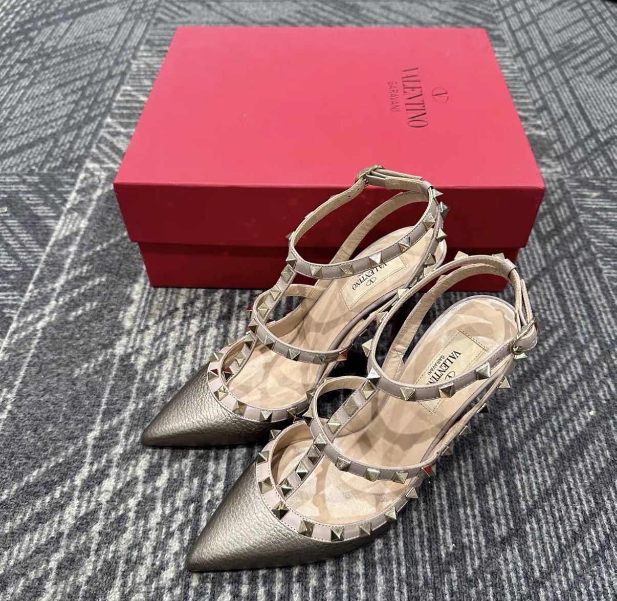 Valentino Valentino Grained Leather Studded High Heels J42 Size US 7 / IT 37 - 1 Thumbnail
