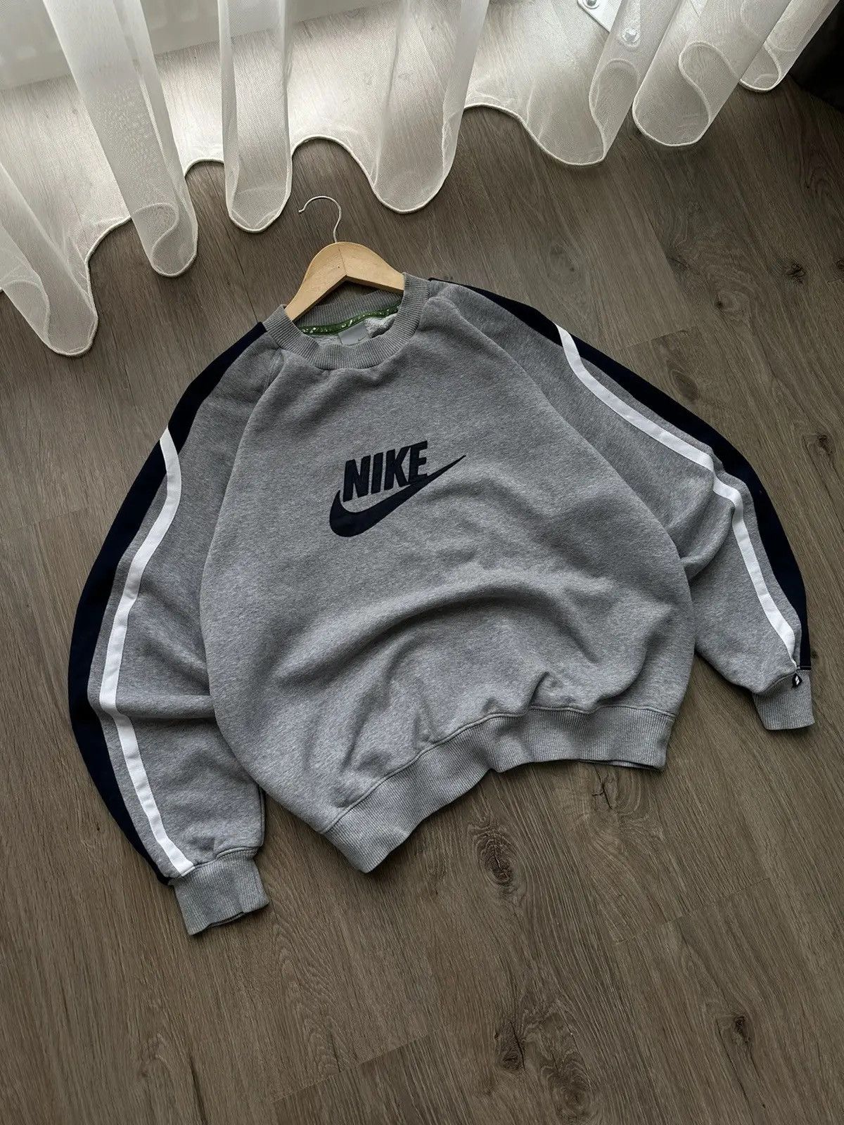 Nike × Nike ACG × Vintage Vintage Navy Nike Grey Sweatshirt Center Logo Size US L / EU 52-54 / 3 - 3 Thumbnail