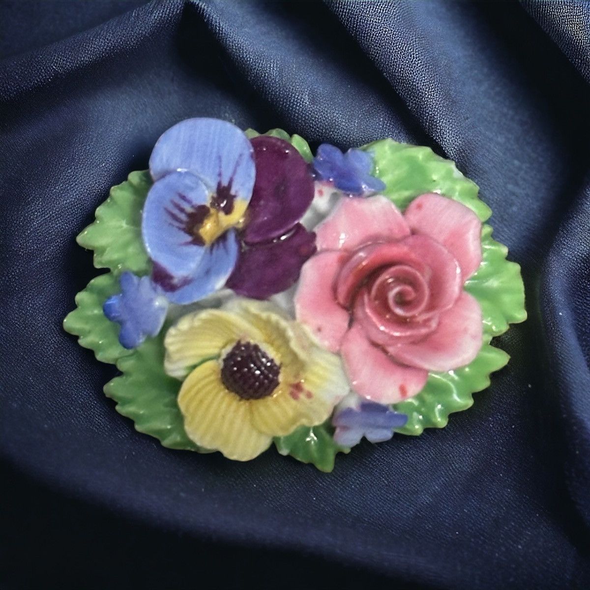 Vintage Vintage bone china flower brooch Size ONE SIZE - 1 Thumbnail