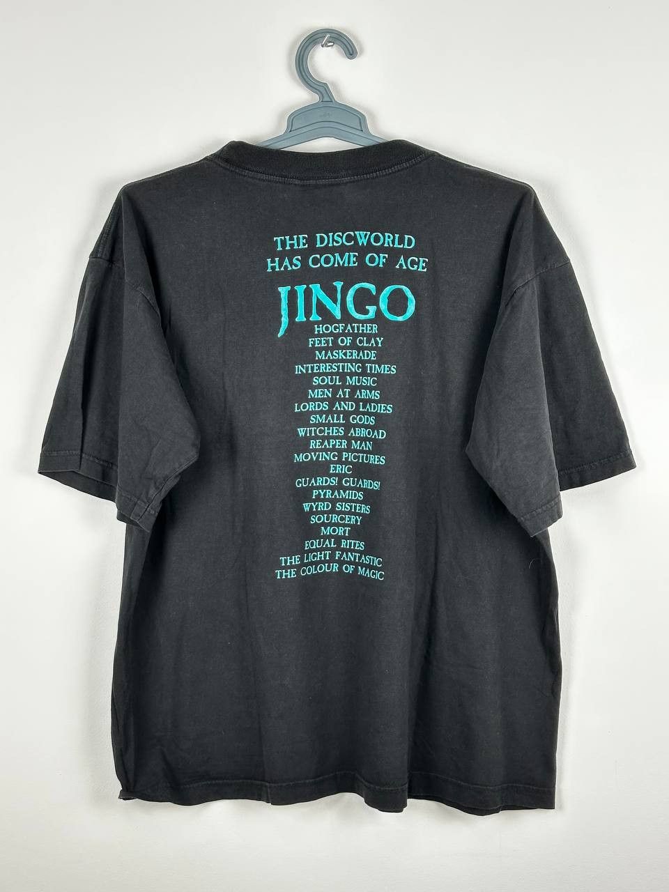 Expert Horror × Vintage Vintage 90s Discworld Terry Pratchett Comic Book Tshirt Size US XL / EU 56 / 4 - 9 Thumbnail