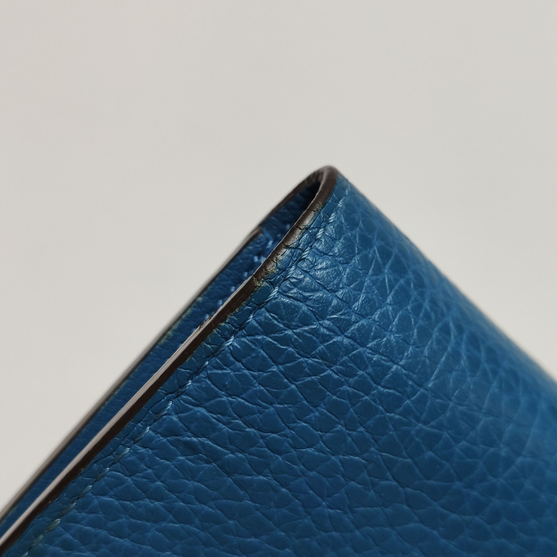 Louis Vuitton Louis Vuitton (LV) Brazza leather solid color bi-fold walle Size ONE SIZE - 9 Thumbnail