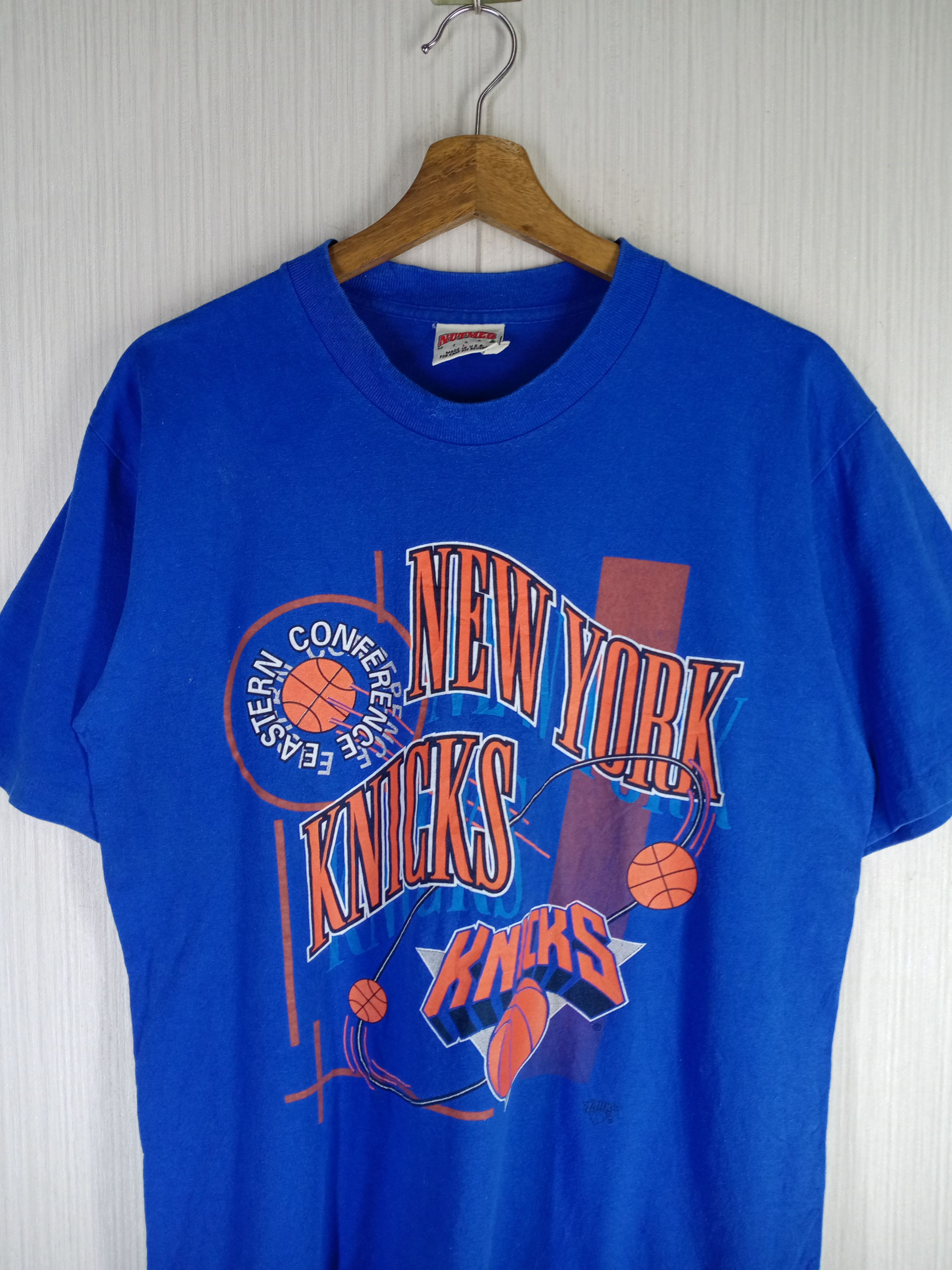 NBA Rare Vintage 90s New York Knicks NBA Tshirt Size US L / EU 52-54 / 3 - 2 Thumbnail