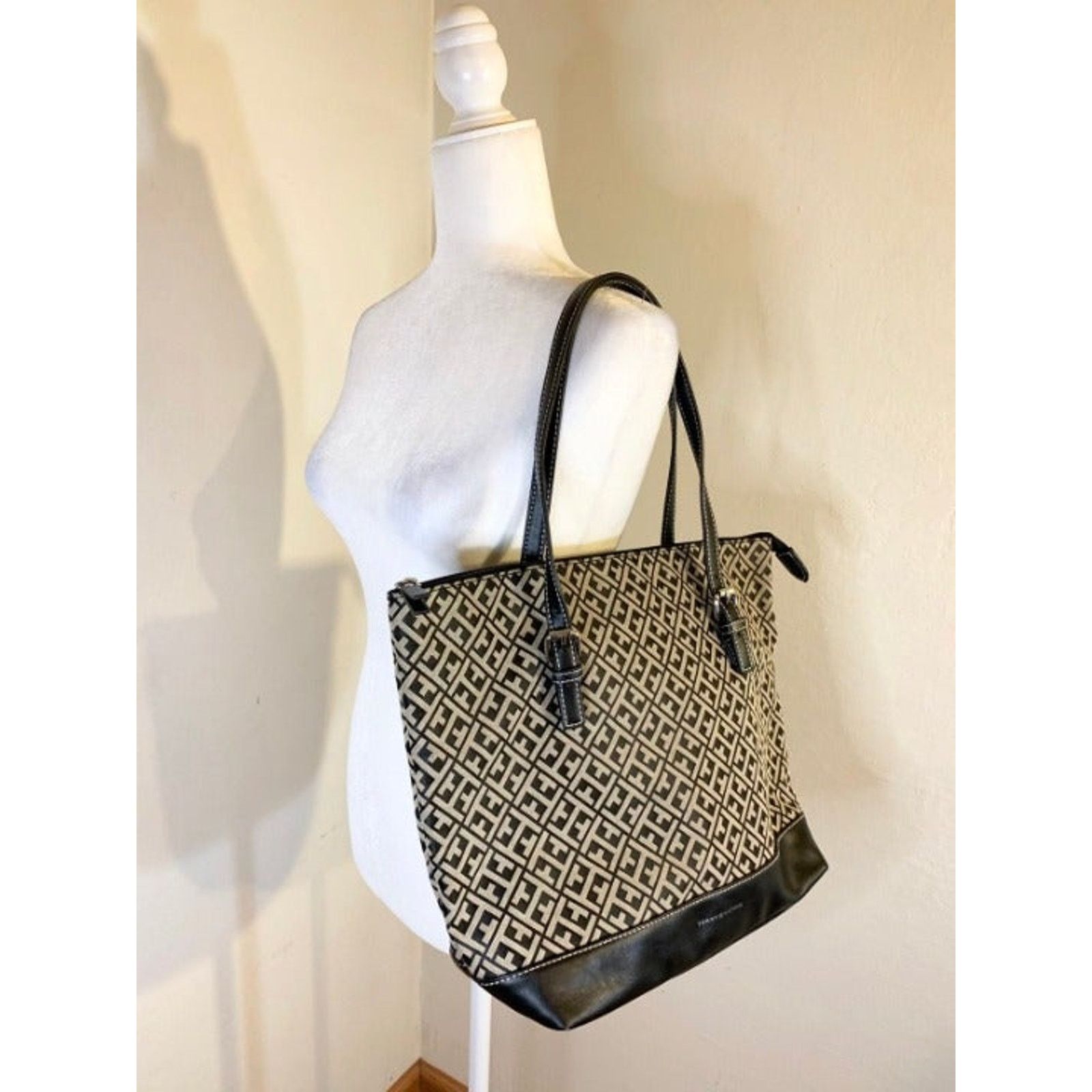 Tommy Hilfiger Tommy Hilfiger Black Pattern Tote Handbag Size ONE SIZE - 5 Thumbnail