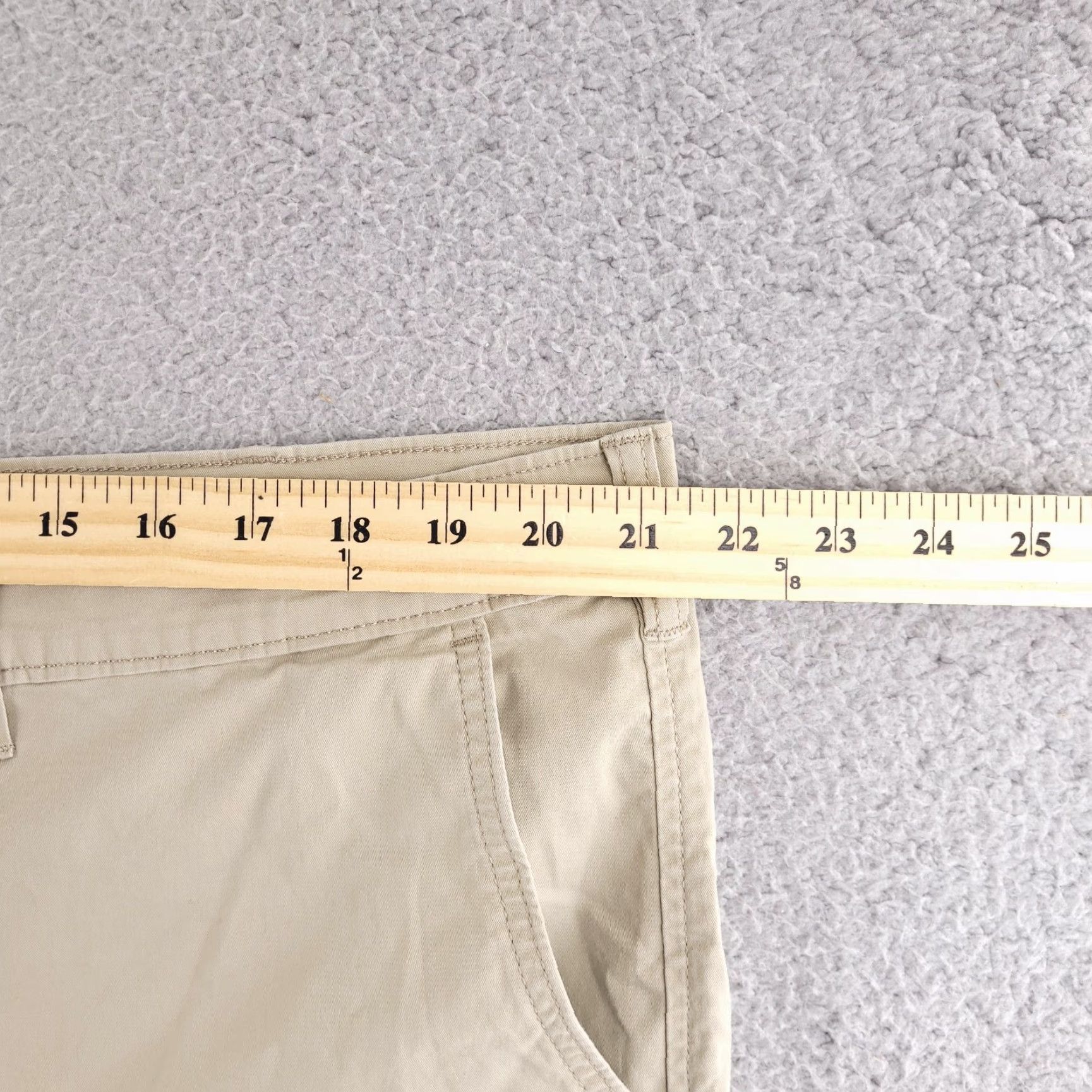 Levi's Levi's Shorts Mens 42 Chino Tan Beige Cotton Flat Front 9" Inseam Size US 42 / EU 58 - 6 Thumbnail