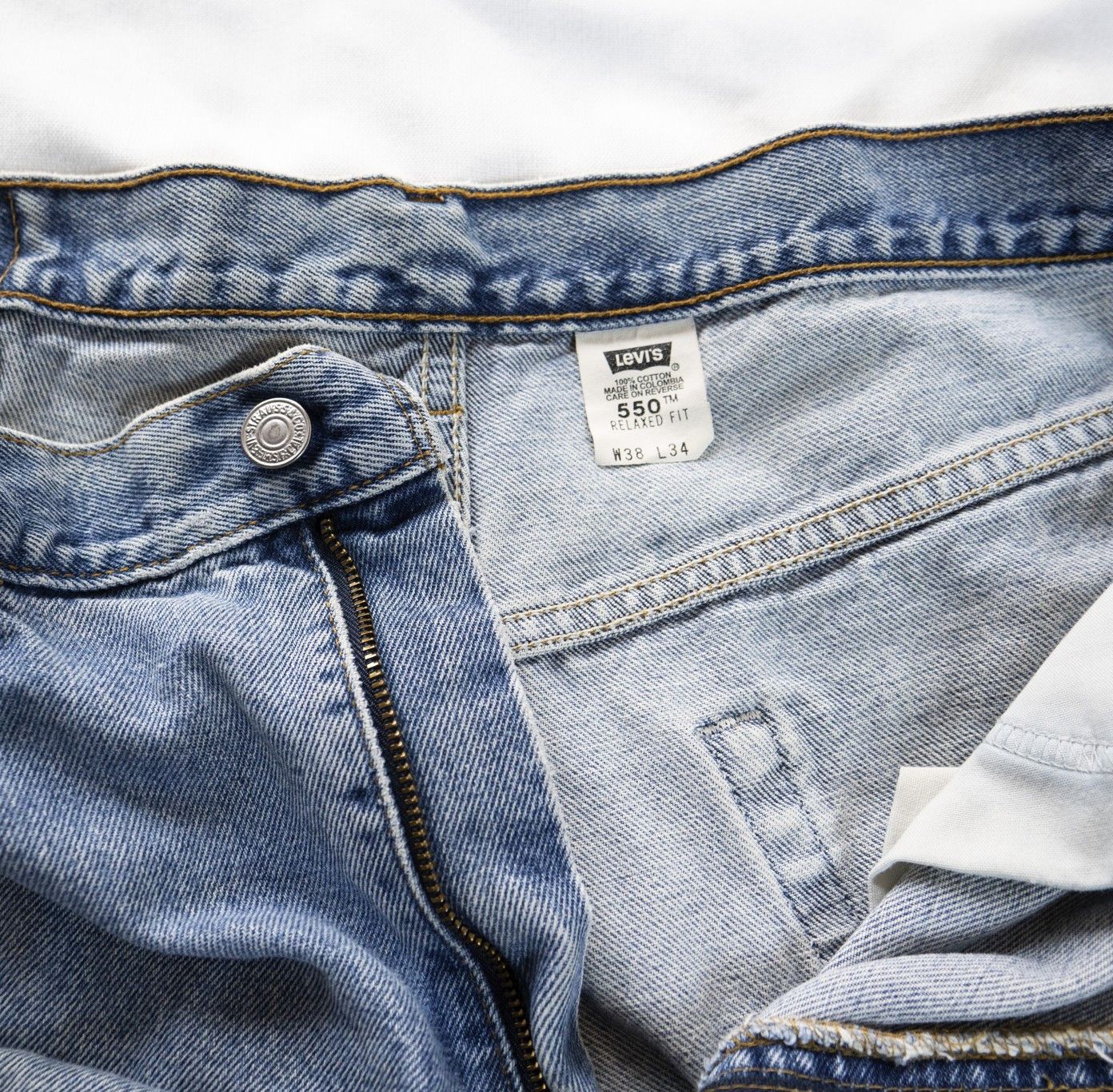 Levi's Vintage 1999 Levi’s 550 – W38 L34 – Relaxed Fit – Light Wash Size US 38 / EU 54 - 4 Thumbnail
