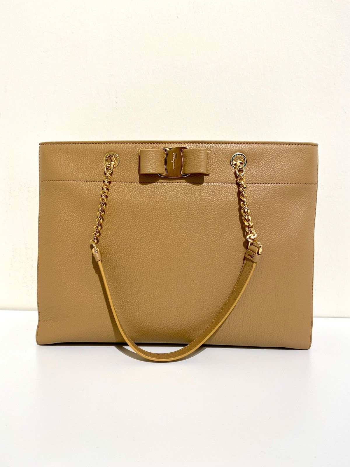 Salvatore Ferragamo o1s1rm0924 Size: OS / Vara Bow Handbag in Brown Size ONE SIZE - 1 Thumbnail