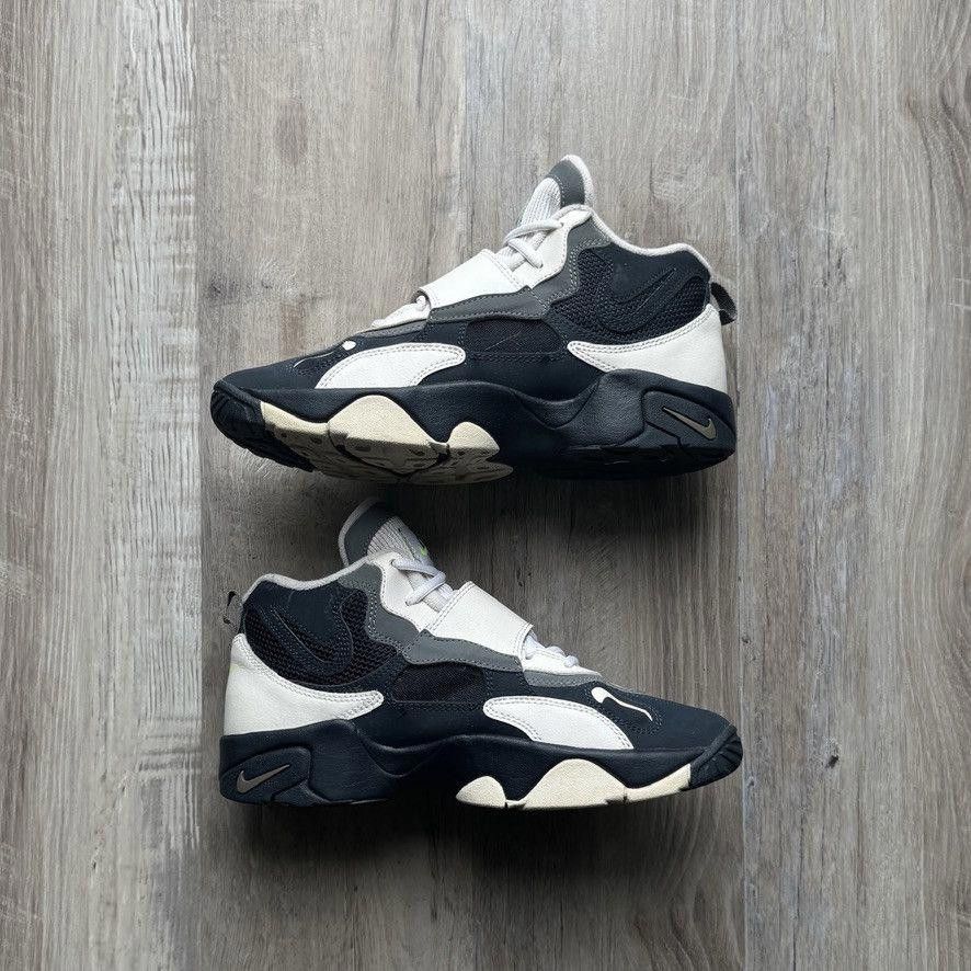 Nike NIKE • Air Max Speed Turf GS "Obsidian Volt" (7M) Size US 7 / EU 40 - 3 Thumbnail