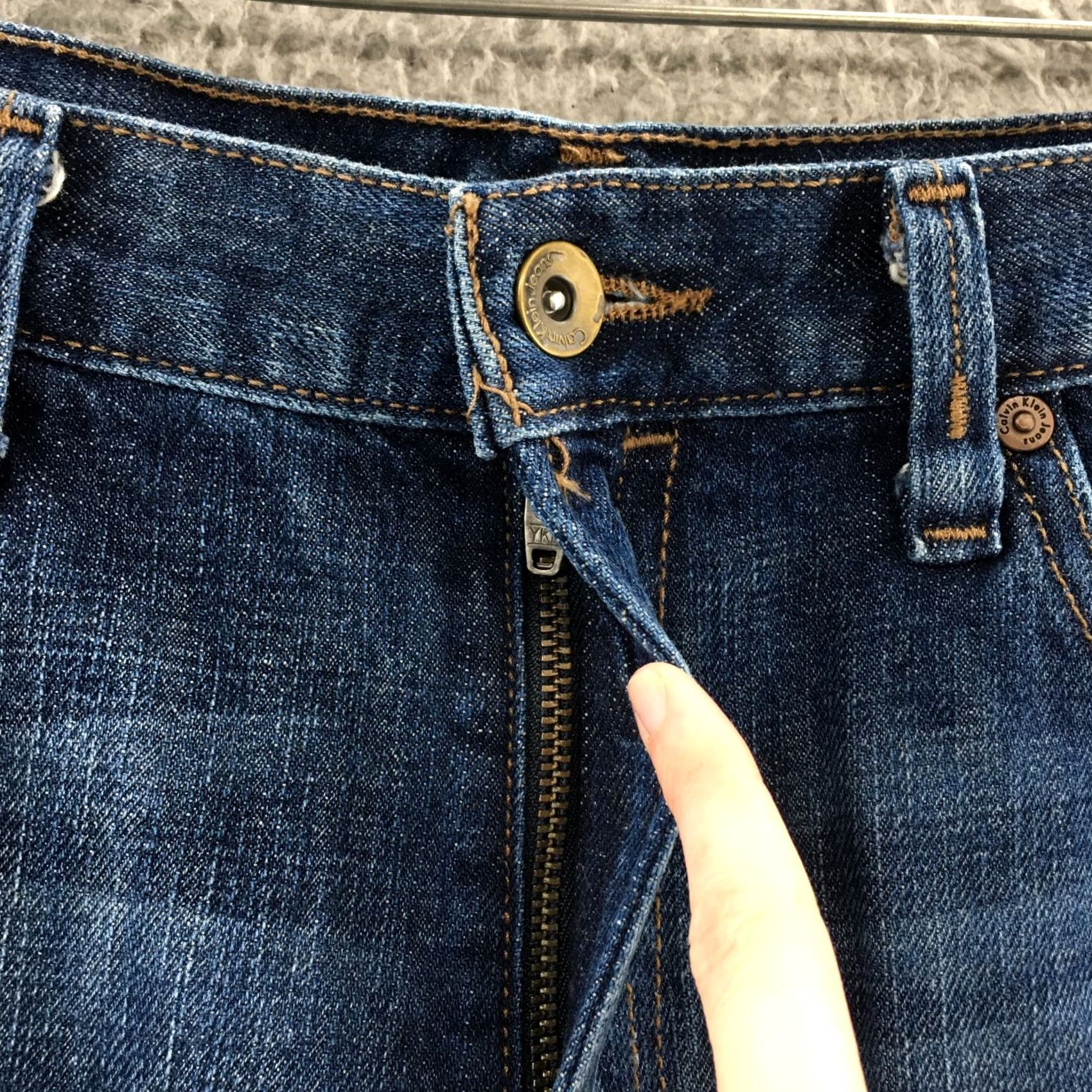 Calvin Klein Calvin Klein Cut-Off Shorts Womens 30/10 Blue Denim Mid Rise Zip Shorts Regular 34x4.5 5-Pocket Denim Vintage: No Mens Womens Girls? Size 30" / US 8 / IT 44 - 3 Thumbnail